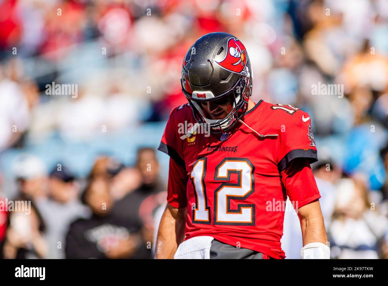 Charlotte, NC, USA. 23. Oktober 2022. Tampa Bay Buccaneers Quarterback Tom Brady (12) während des NFL-Matchup in Charlotte, NC. (Scott Kinser/Cal Sport Media). Kredit: csm/Alamy Live Nachrichten Stockfoto