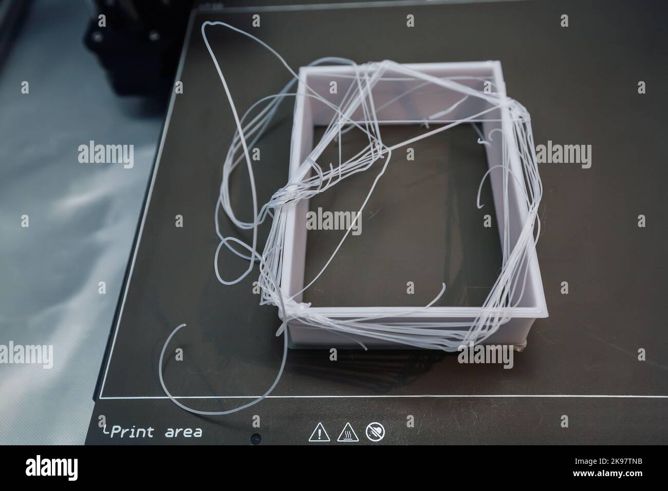 Lagentrennung eines fehlgeschlagenen 3D-Drucks aufgrund falscher Druckereinstellungen. Stockfoto