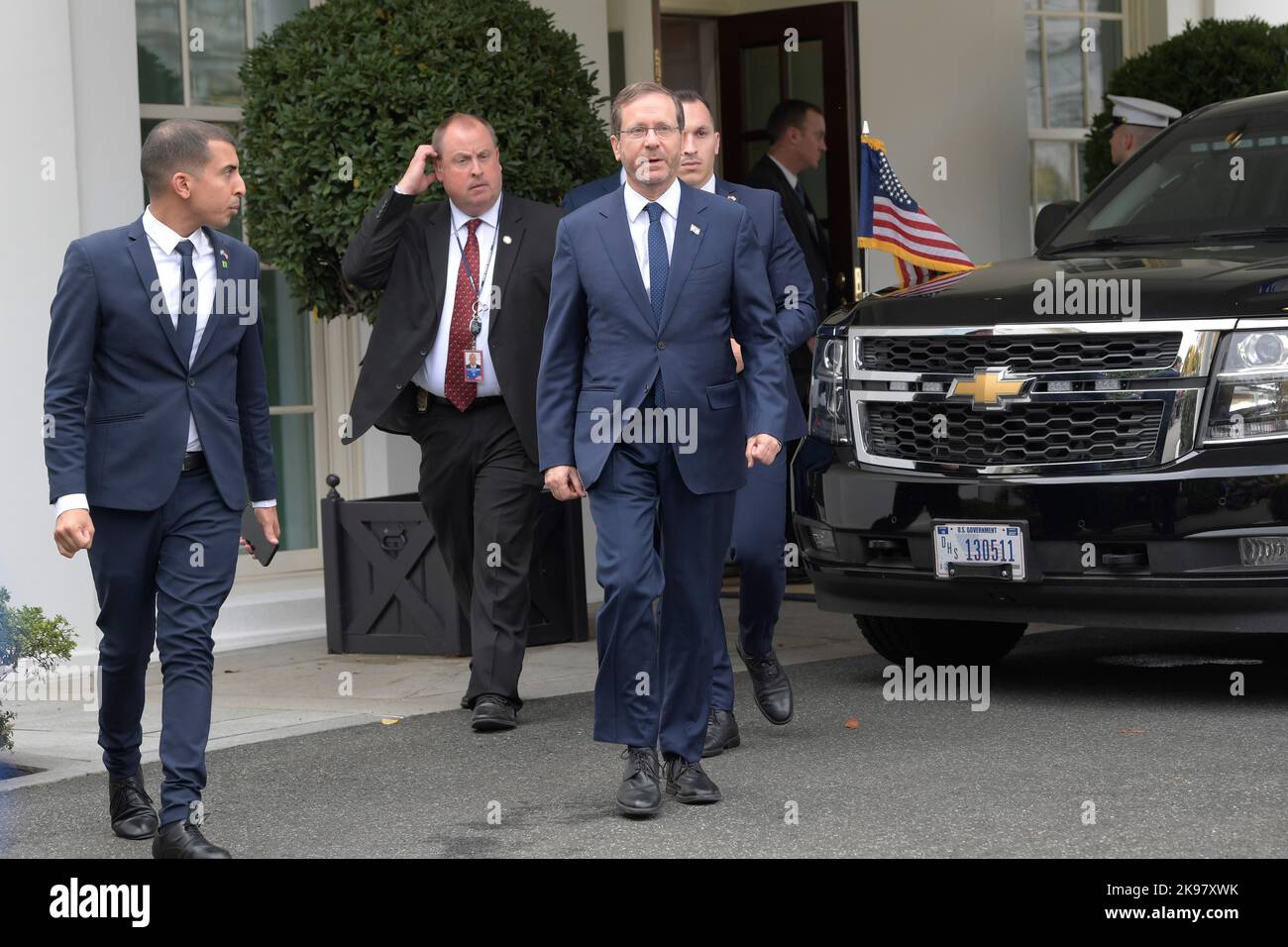 26. Oktober 2022, Washington, Distric of Columbia, USA: Der israelische Präsident ISAAC HERZOG kommt heute, am 26. Oktober 2022, zu einer Pressekonferenz über den Iran, die COP 27 und das Seegrenzabkommen zwischen Israel und dem Libanon im Stake Out/Weißen Haus in Washington DC, USA. (Bild: © Lenin Nolly/ZUMA Press Wire) Stockfoto