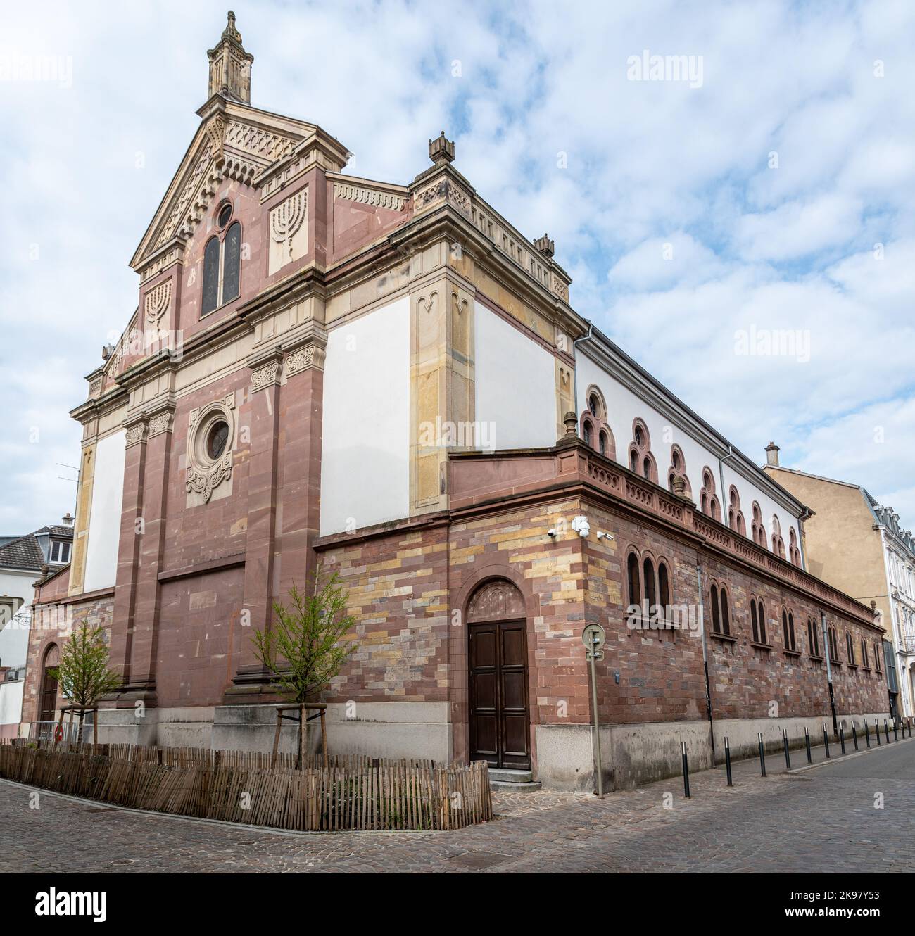 Die Synagoge von Mulhouse ist die wichtigste jüdische Kultstätte in der Stadt Mulhouse. Gebaut nach den Plänen des Architekten Jean-Baptiste Schacr Stockfoto
