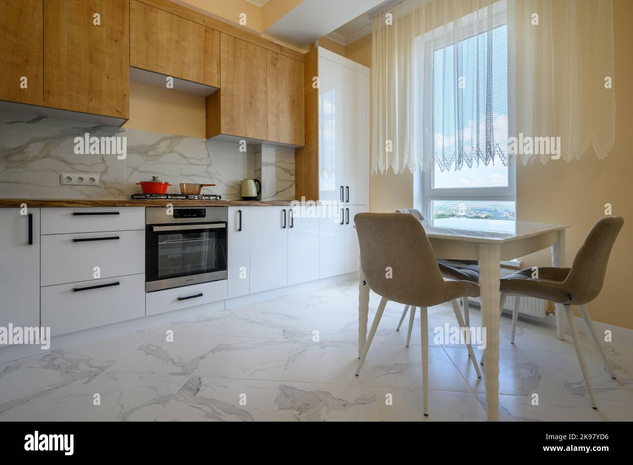 Weiße und hölzerne moderne Küche und Esszimmer Interieur Stockfoto