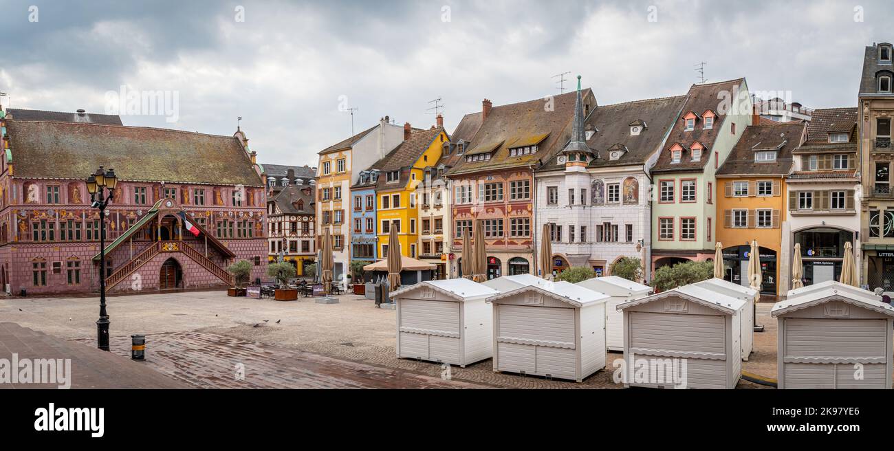 Mulhouse, Alsace, Frankreich, 20 april 2022 - Alte traditionelle Gebäude Stockfoto