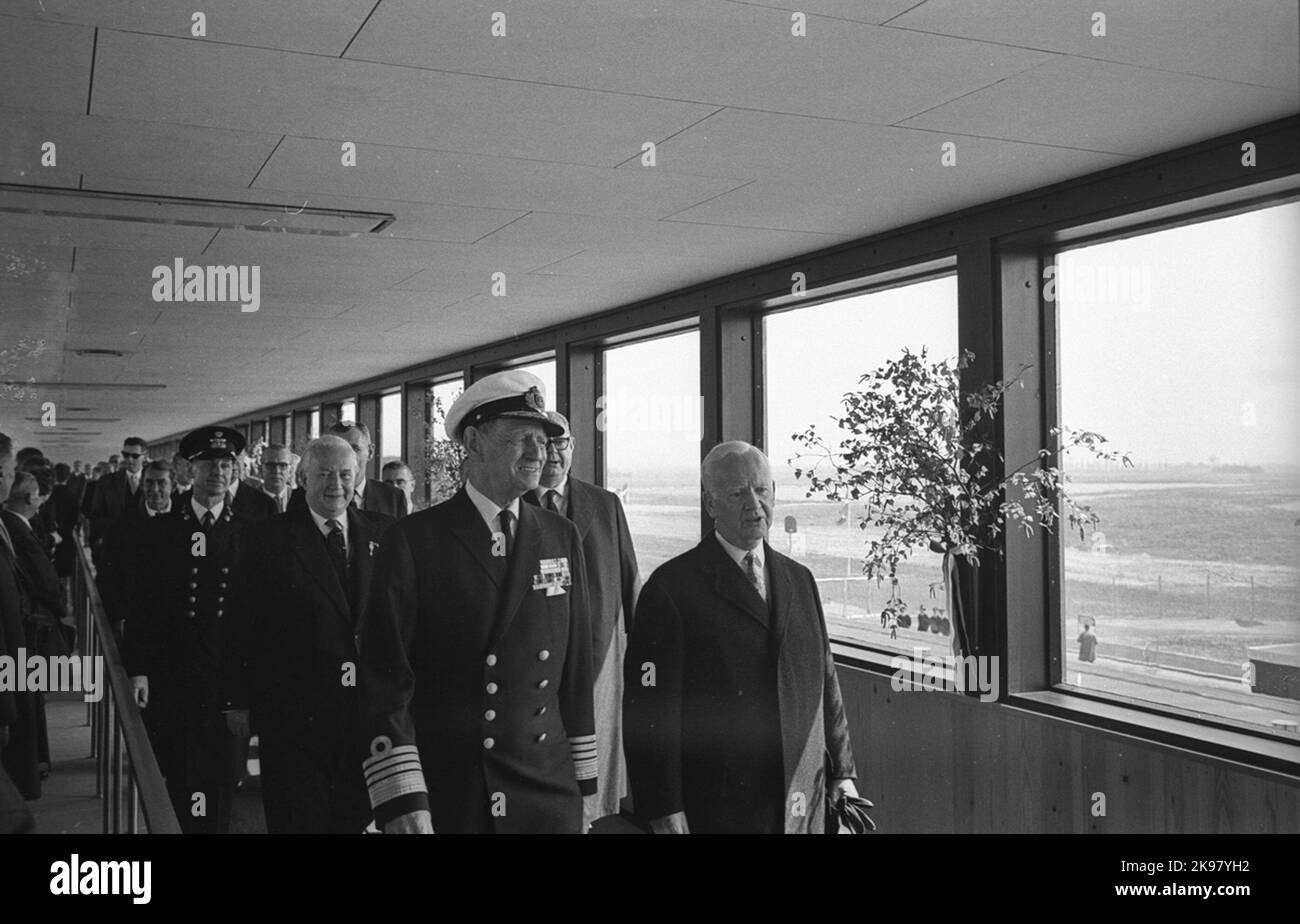 Einweihung der 'Bird Road Line' zwischen Rodbyhavn, Lolland, Dänemark und Puttgarden, Fehmarn, Deutschland. Die neue Fährlinie heißt auf der dänischen Fugleflugtslinie und auf der deutschen Vogelfluglinie "The Bird Road Line", da die Linie der Flugstrecke der Zugvögel folgt. Dänemarks König Frederik IX., auf der linken Seite Stockfoto