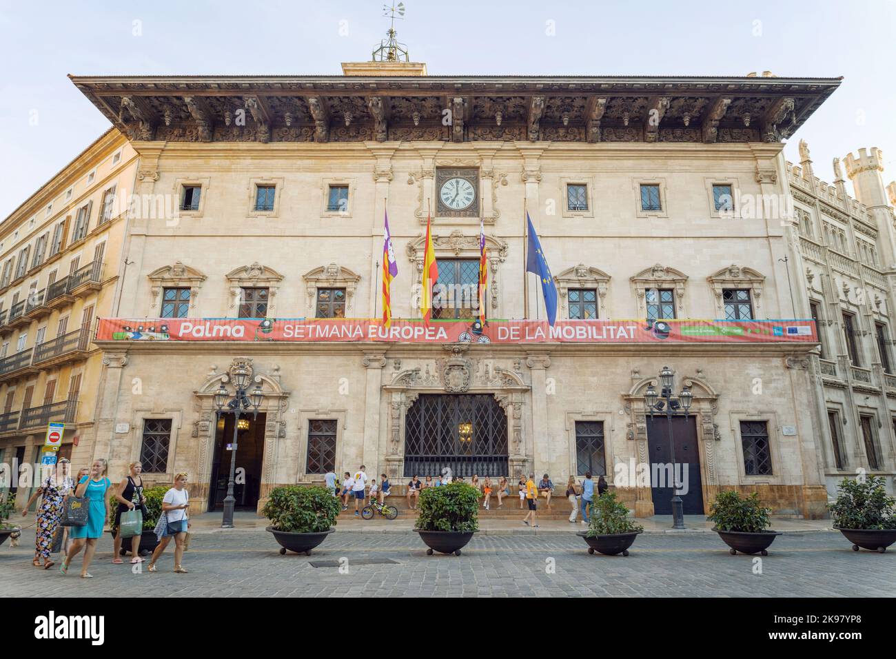 Palma de Mallorca, Spanien - am 18. 2022. September: Vorderansicht des Rathauses in Palma de Mallorca, mit vorbeiziehenden Menschen Stockfoto
