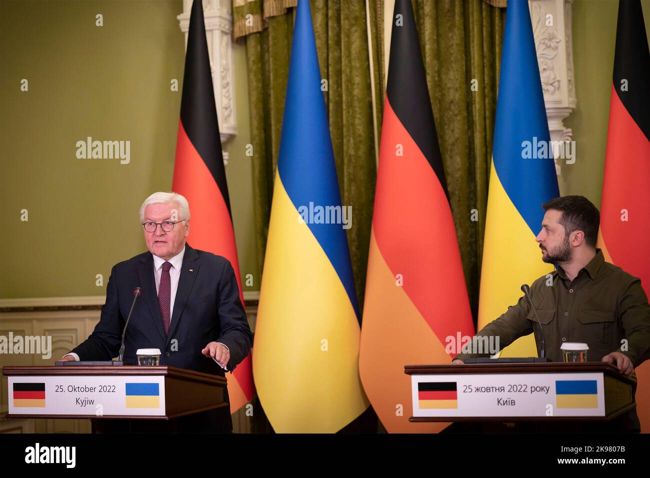 Kiew, Ukraine. 25. Oktober 2022. Der linke Bundespräsident Frank-Walter Steinmeier beantwortet eine Frage im Rahmen einer gemeinsamen Pressekonferenz mit dem ukrainischen Präsidenten Wolodymyr Zelenskyy nach bilateralen Treffen im Mariinsky-Palast am 25. Oktober 2022 in Kiew, Ukraine. Quelle: Ukrainische Präsidentschaft/Ukrainische Präsidentschaft/Alamy Live News Stockfoto
