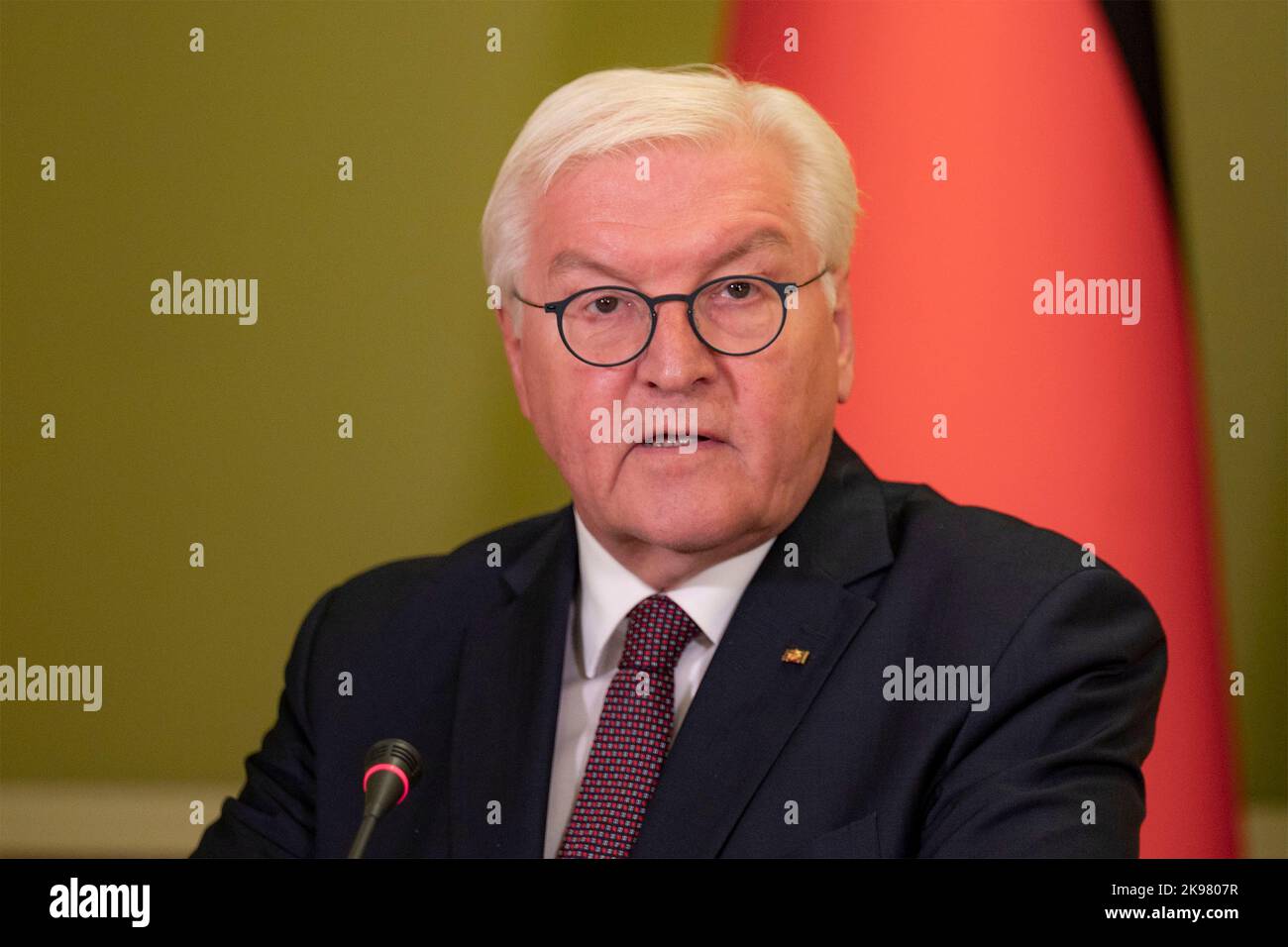 Kiew, Ukraine. 25. Oktober 2022. Bundespräsident Frank-Walter Steinmeier beantwortet eine Frage im Rahmen einer gemeinsamen Pressekonferenz mit dem ukrainischen Präsidenten Wolodymyr Zelenskyy nach bilateralen Treffen im Mariinsky-Palast am 25. Oktober 2022 in Kiew, Ukraine. Quelle: Ukrainische Präsidentschaft/Ukrainische Präsidentschaft/Alamy Live News Stockfoto
