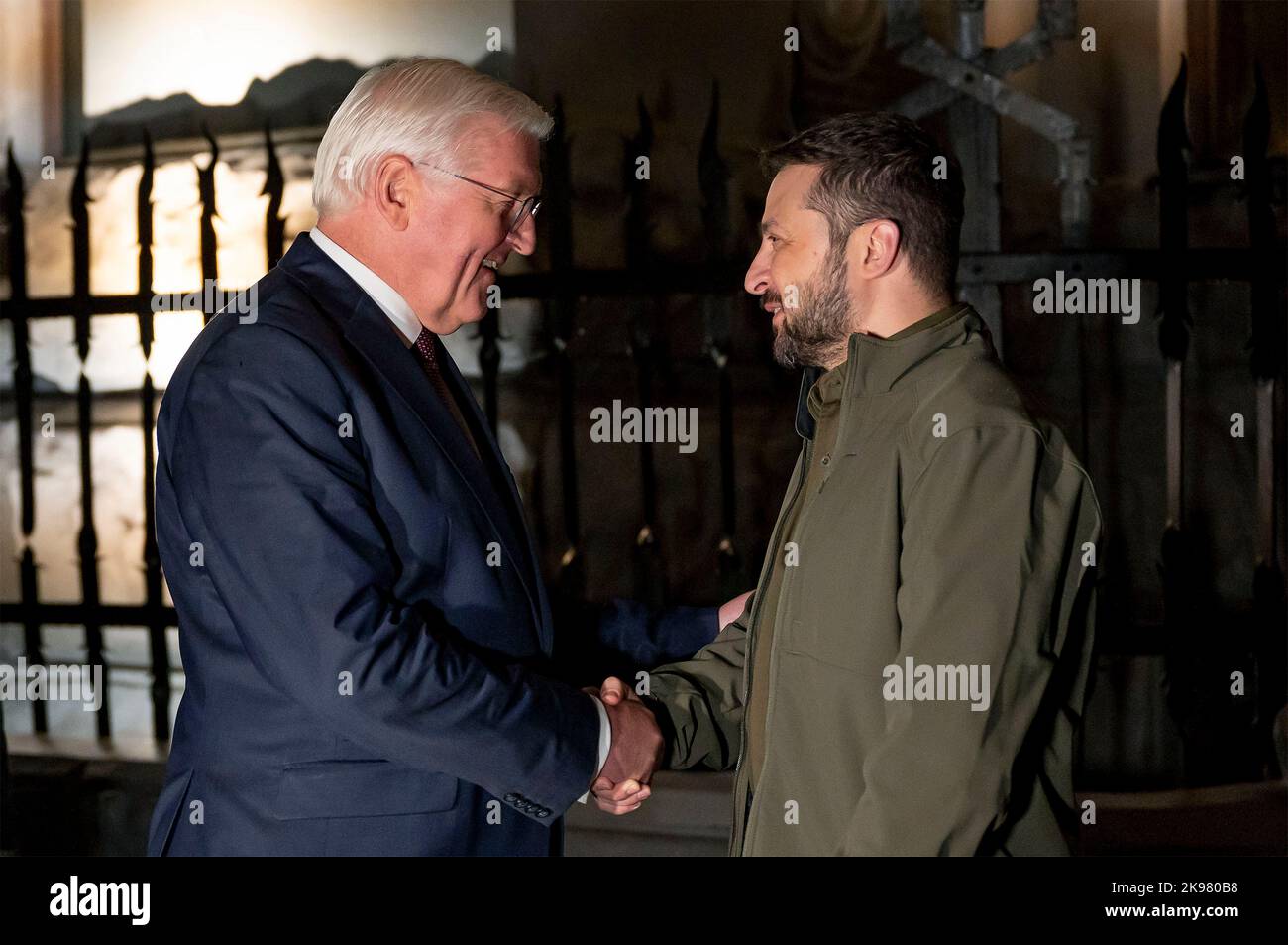 Kiew, Ukraine. 25. Oktober 2022. Der ukrainische Präsident Wolodymyr Zelenskyy begrüßt den linken deutschen Präsidenten Frank-Walter Steinmeier bei der Ankunft zu bilateralen Gesprächen im Mariinski-Palast am 25. Oktober 2022 in Kiew, Ukraine. Quelle: Ukrainische Präsidentschaft/Ukrainische Präsidentschaft/Alamy Live News Stockfoto