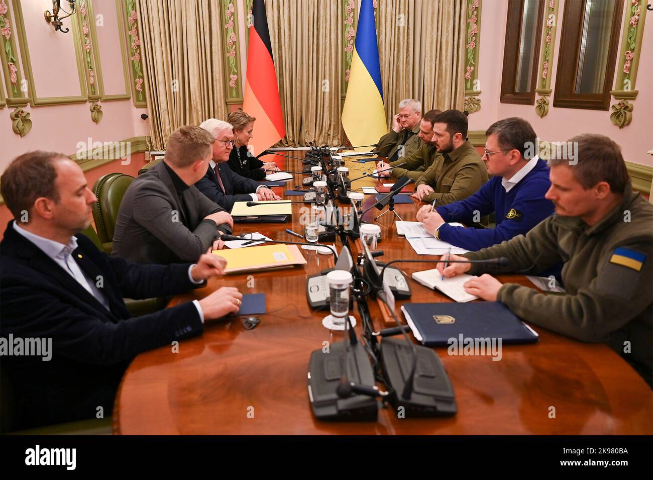 Kiew, Ukraine. 25. Oktober 2022. Der ukrainische Präsident Wolodymyr Zelenskyy und Delegierte bei bilateralen Gesprächen mit dem deutschen Präsidenten Frank-Walter Steinmeier verließen das Haus am 25. Oktober 2022 im Mariinsky-Palast in Kiew, Ukraine. Quelle: Ukrainische Präsidentschaft/Ukrainische Präsidentschaft/Alamy Live News Stockfoto