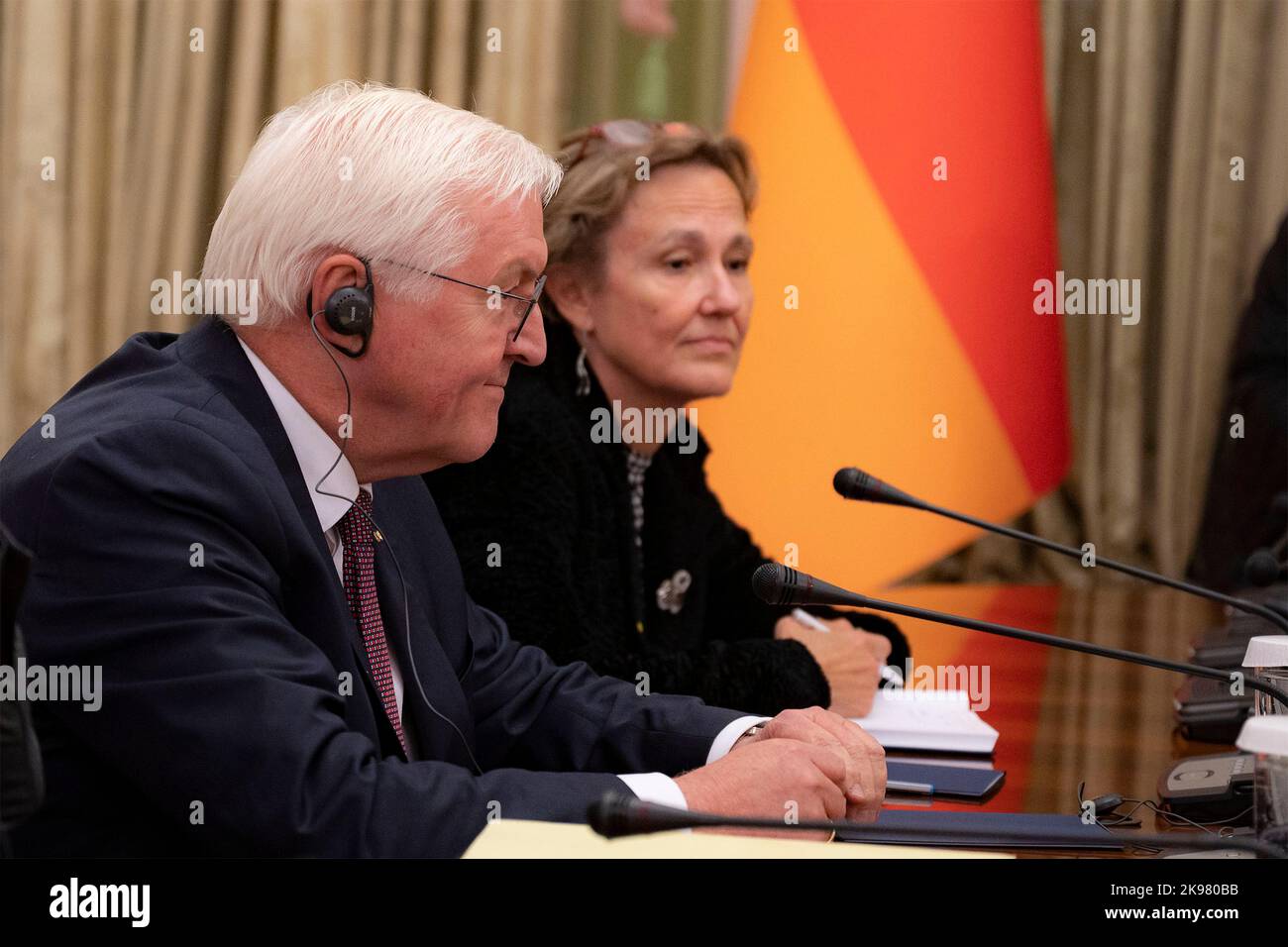Kiew, Ukraine. 25. Oktober 2022. Bundespräsident Frank-Walter Steinmeier, links, während der bilateralen Gespräche mit dem ukrainischen Präsidenten Wolodymyr Zelenskyy am 25. Oktober 2022 im Mariinsky-Palast in Kiew, Ukraine. Quelle: Ukrainische Präsidentschaft/Ukrainische Präsidentschaft/Alamy Live News Stockfoto