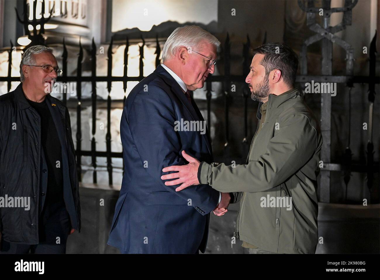 Kiew, Ukraine. 25. Oktober 2022. Der ukrainische Präsident Wolodymyr Zelenskyy begrüßt den linken deutschen Präsidenten Frank-Walter Steinmeier bei der Ankunft zu bilateralen Gesprächen im Mariinski-Palast am 25. Oktober 2022 in Kiew, Ukraine. Quelle: Ukrainische Präsidentschaft/Ukrainische Präsidentschaft/Alamy Live News Stockfoto