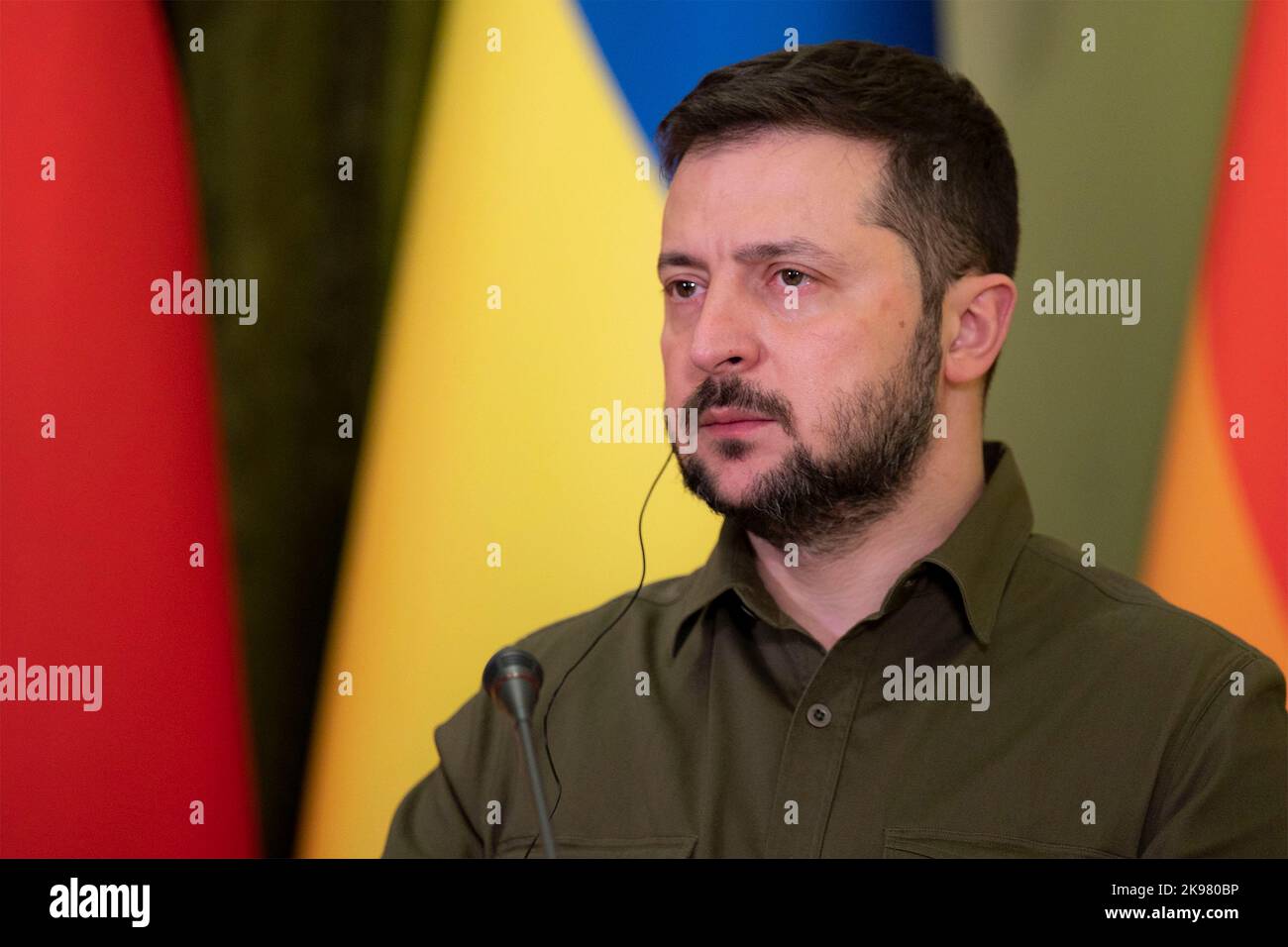 Kiew, Ukraine. 25. Oktober 2022. Der ukrainische Präsident Wolodymyr Zelenskyy hört sich im Rahmen einer gemeinsamen Pressekonferenz mit dem deutschen Präsidenten Frank-Walter Steinmeier nach bilateralen Treffen im Mariinsky-Palast am 25. Oktober 2022 in Kiew, Ukraine, eine Frage an. Quelle: Ukrainische Präsidentschaft/Ukrainische Präsidentschaft/Alamy Live News Stockfoto