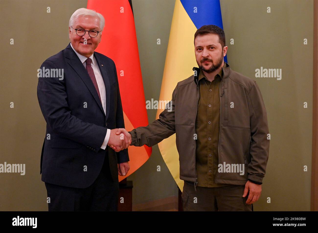 Kiew, Ukraine. 25. Oktober 2022. Der ukrainische Präsident Wolodymyr Zelenskyy begrüßt den linken deutschen Präsidenten Frank-Walter Steinmeier bei der Ankunft zu bilateralen Gesprächen im Mariinski-Palast am 25. Oktober 2022 in Kiew, Ukraine. Quelle: Ukrainische Präsidentschaft/Ukrainische Präsidentschaft/Alamy Live News Stockfoto