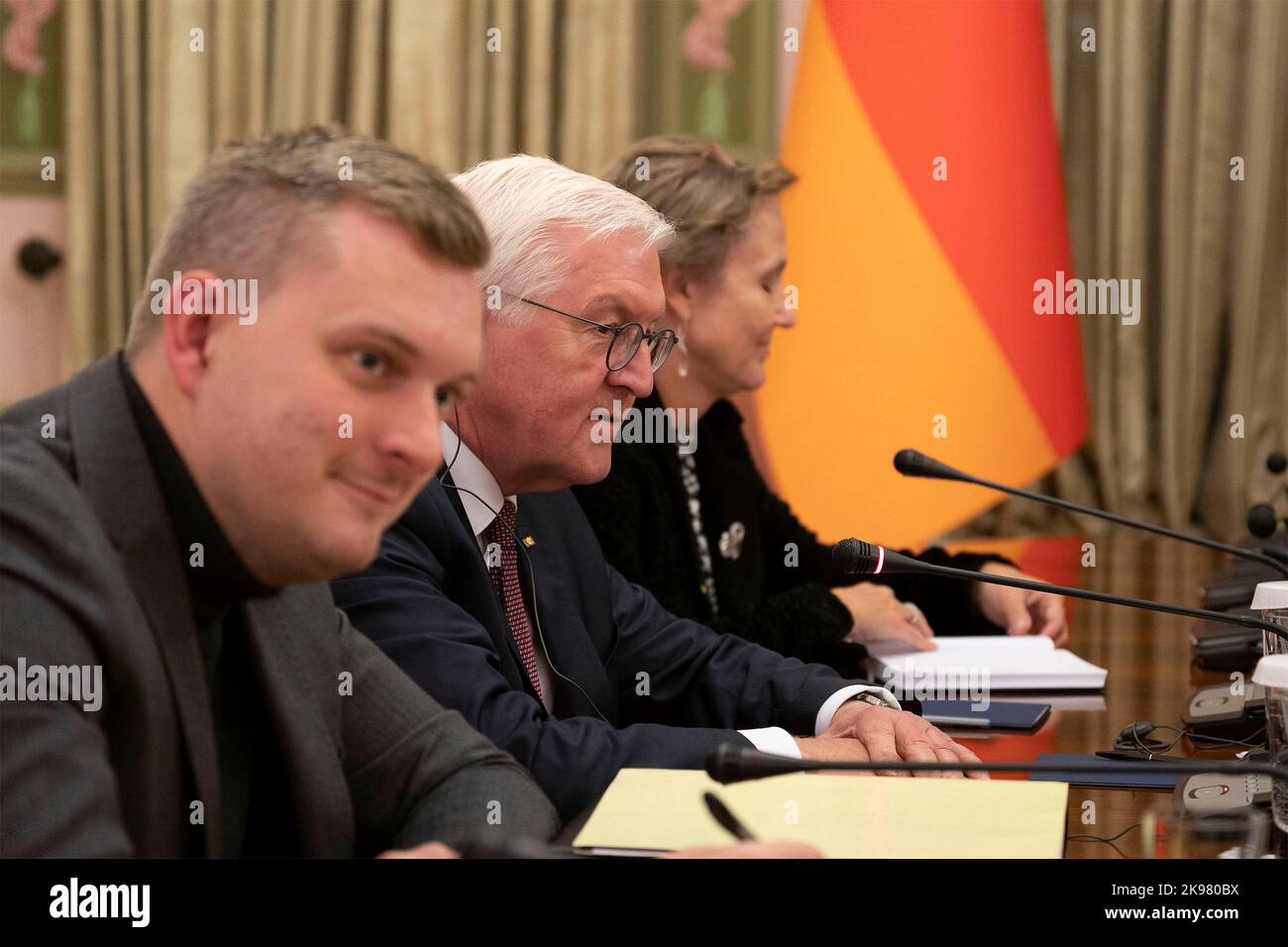Kiew, Ukraine. 25. Oktober 2022. Bundespräsident Frank-Walter Steinmeier, Mitte, während der bilateralen Gespräche mit dem ukrainischen Präsidenten Wolodymyr Zelenskyy am 25. Oktober 2022 im Mariinsky-Palast in Kiew, Ukraine. Quelle: Ukrainische Präsidentschaft/Ukrainische Präsidentschaft/Alamy Live News Stockfoto