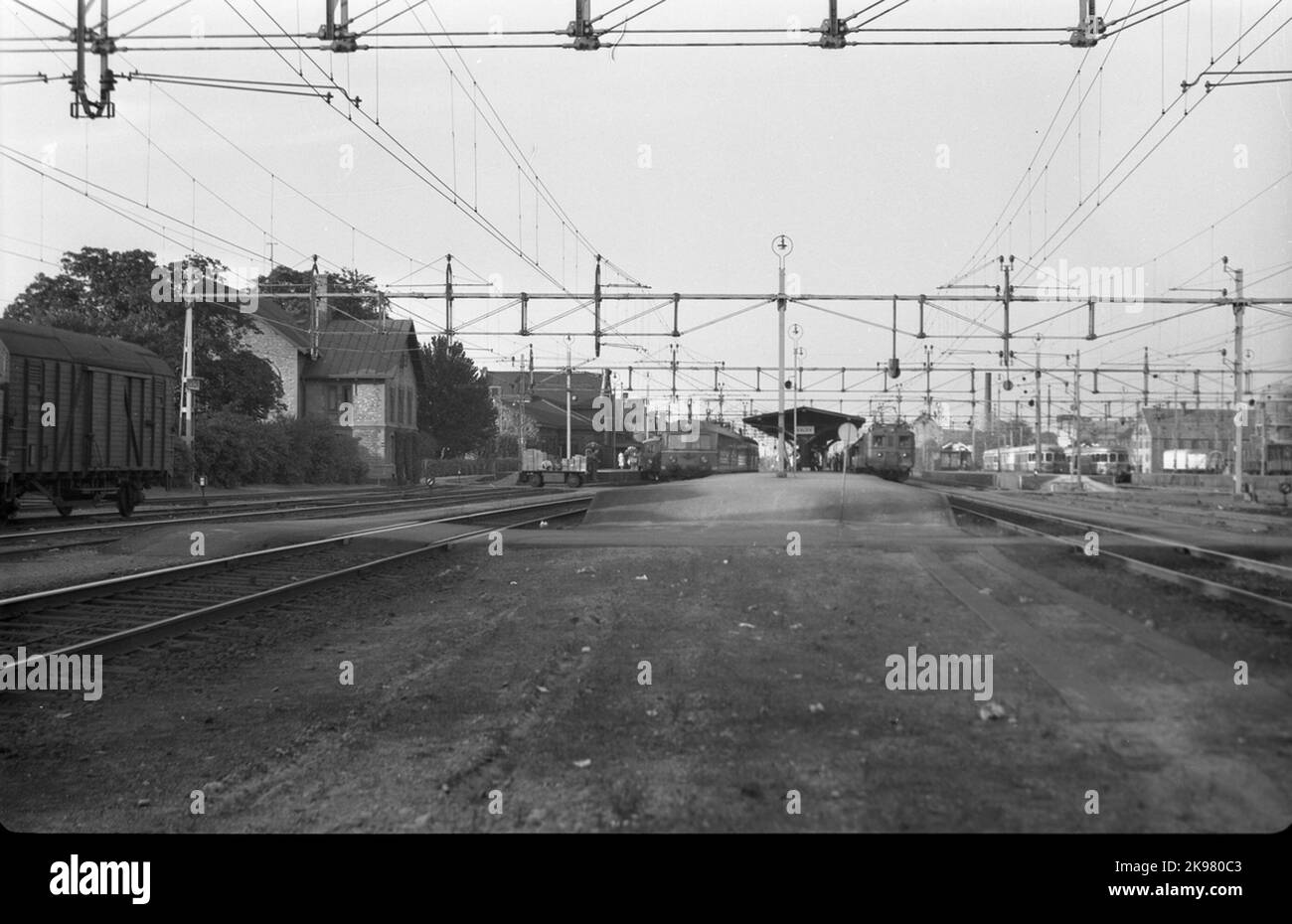 Der Hof und die Bahnsteige am Bahnhof Eslöv. Auf der linken Seite des