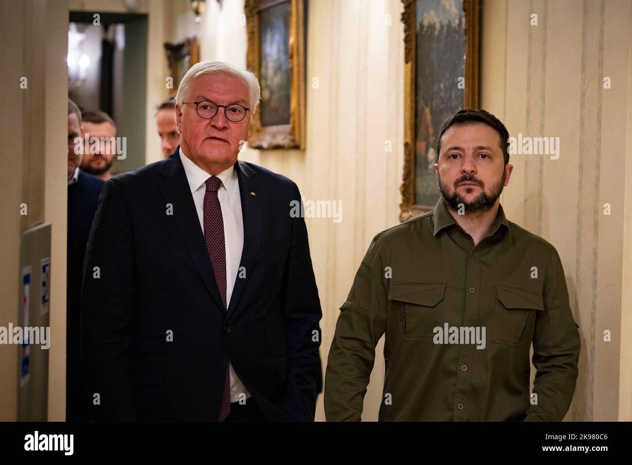 Kiew, Ukraine. 25. Oktober 2022. Der ukrainische Präsident Wolodymyr Zelenskyy begleitet den deutschen Präsidenten Frank-Walter Steinmeier, links, zu bilateralen Treffen im Mariinski-Palast am 25. Oktober 2022 in Kiew, Ukraine. Quelle: Ukrainische Präsidentschaft/Ukrainische Präsidentschaft/Alamy Live News Stockfoto