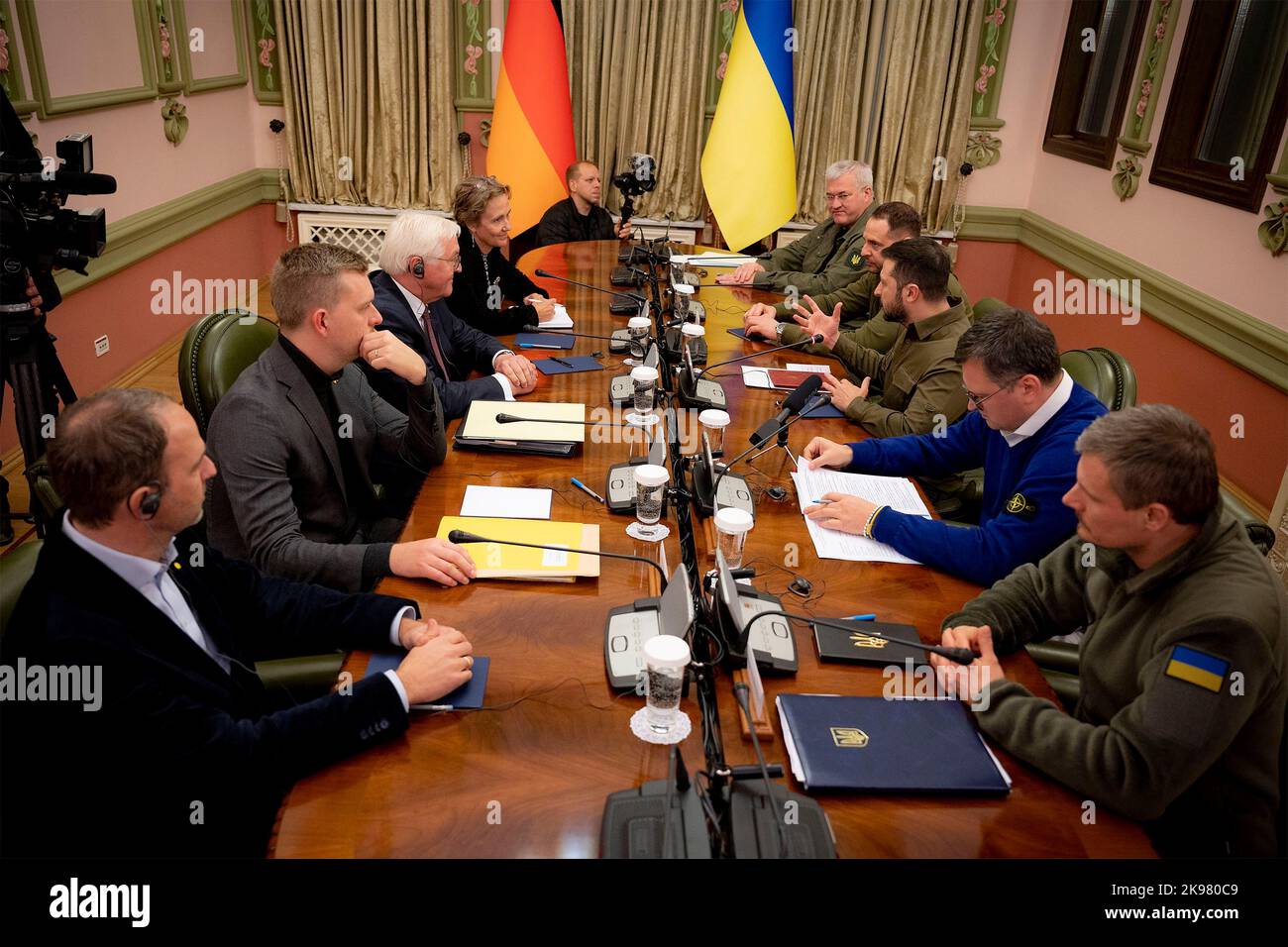 Kiew, Ukraine. 25. Oktober 2022. Der ukrainische Präsident Wolodymyr Zelenskyy und Delegierte bei bilateralen Gesprächen mit dem deutschen Präsidenten Frank-Walter Steinmeier verließen das Haus am 25. Oktober 2022 im Mariinsky-Palast in Kiew, Ukraine. Quelle: Ukrainische Präsidentschaft/Ukrainische Präsidentschaft/Alamy Live News Stockfoto