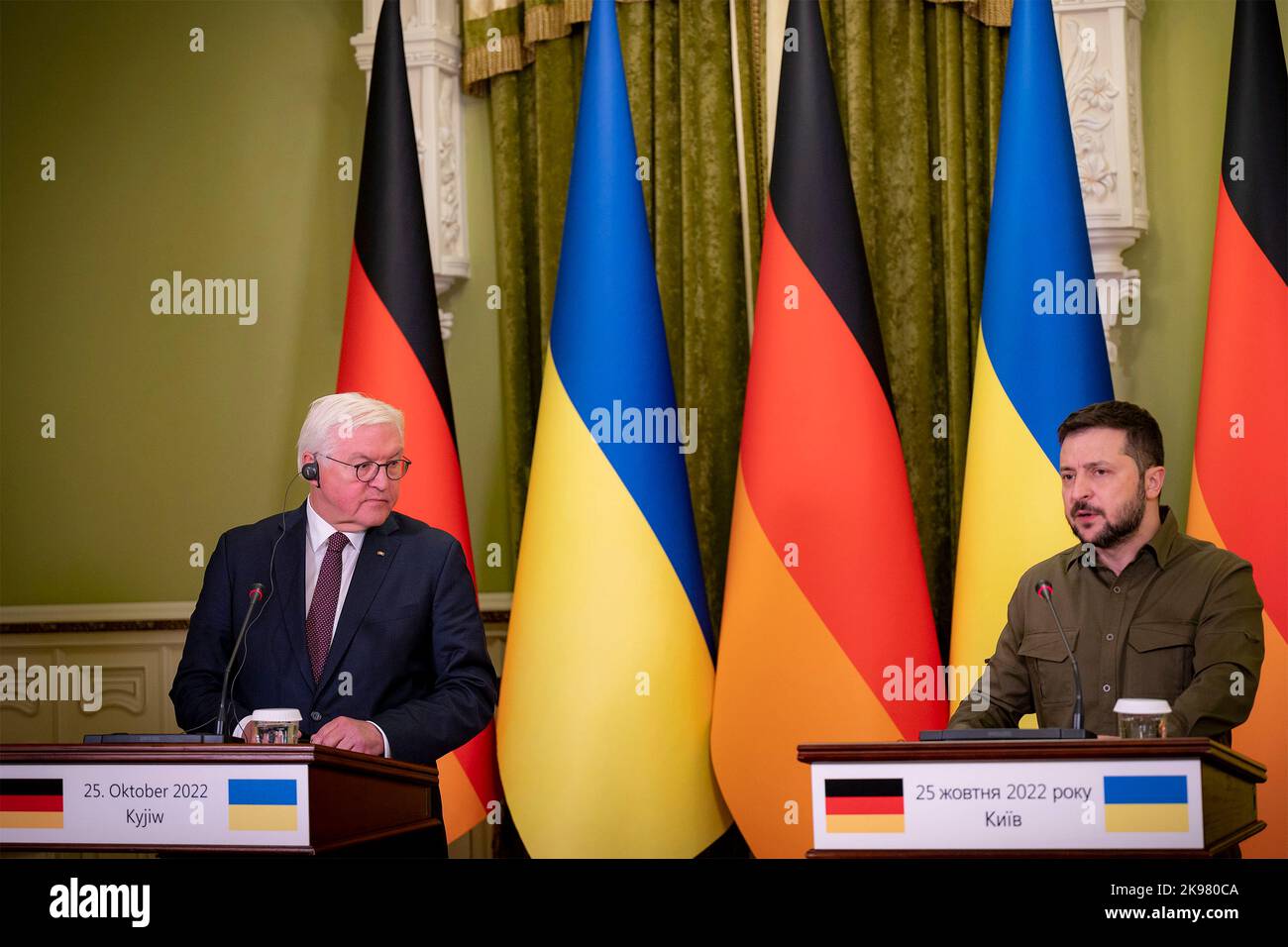 Kiew, Ukraine. 25. Oktober 2022. Der ukrainische Präsident Wolodymyr Zelenskyy beantwortet eine Frage während einer gemeinsamen Pressekonferenz mit dem deutschen Präsidenten Frank-Walter Steinmeier, links, nach bilateralen Treffen im Mariinsky-Palast am 25. Oktober 2022 in Kiew, Ukraine. Quelle: Ukrainische Präsidentschaft/Ukrainische Präsidentschaft/Alamy Live News Stockfoto