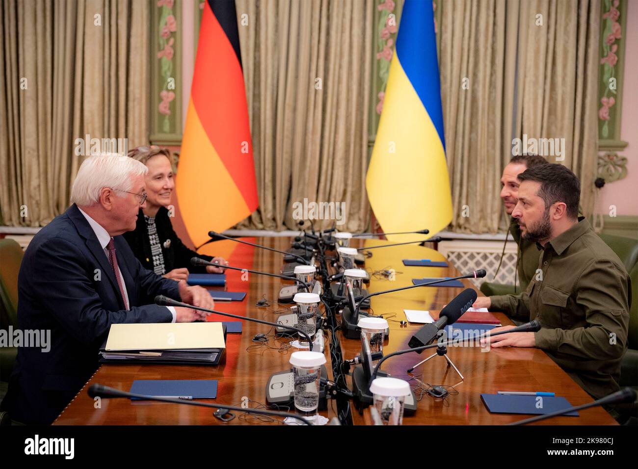 Kiew, Ukraine. 25. Oktober 2022. Ukrainischer Präsident Wolodymyr Zelenskyy bei bilateralen Gesprächen mit dem deutschen Präsidenten Frank-Walter Steinmeier, links, am 25. Oktober 2022 im Mariinsky-Palast in Kiew, Ukraine. Quelle: Ukrainische Präsidentschaft/Ukrainische Präsidentschaft/Alamy Live News Stockfoto