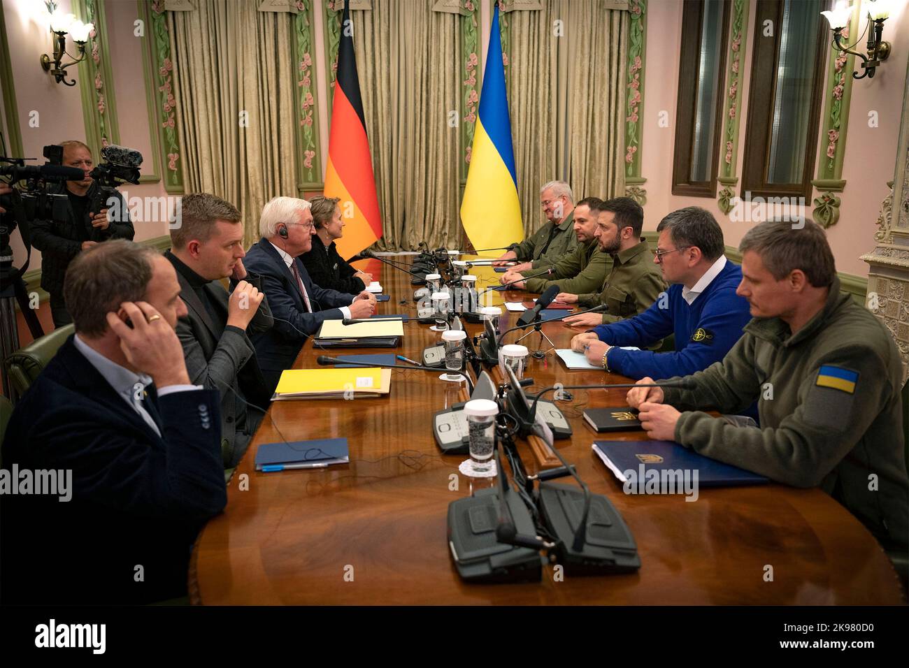Kiew, Ukraine. 25. Oktober 2022. Der ukrainische Präsident Wolodymyr Zelenskyy und Delegierte bei bilateralen Gesprächen mit dem deutschen Präsidenten Frank-Walter Steinmeier verließen das Haus am 25. Oktober 2022 im Mariinsky-Palast in Kiew, Ukraine. Quelle: Ukrainische Präsidentschaft/Ukrainische Präsidentschaft/Alamy Live News Stockfoto