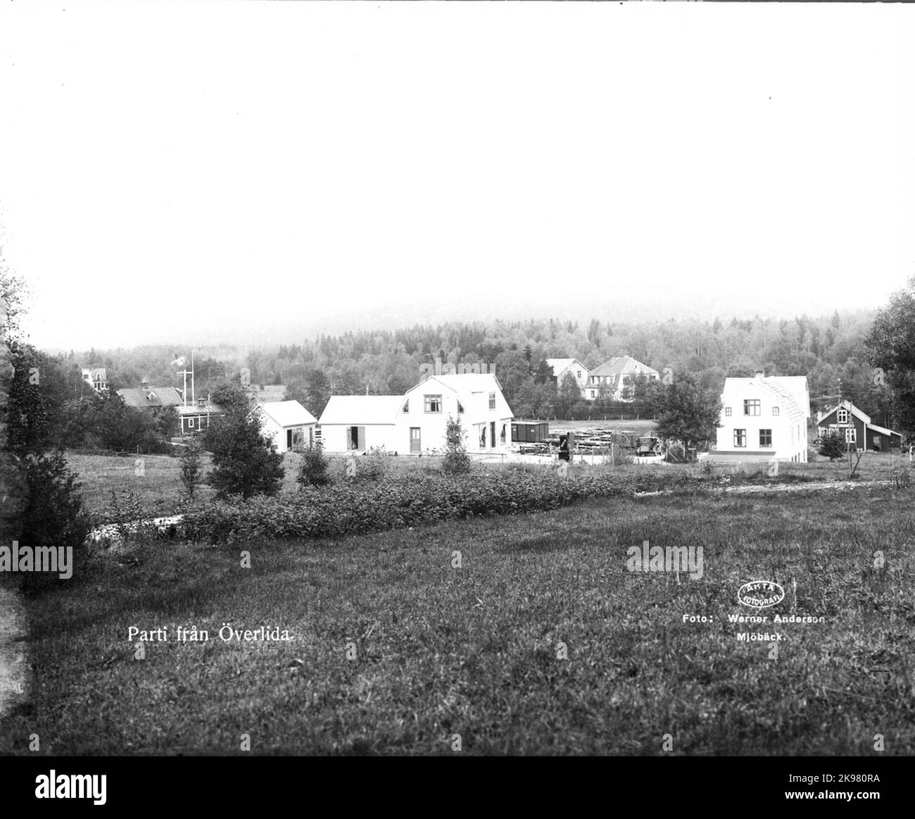 Bahnhof geöffnet 25.11.1899 geschlossen 30,4.1961. Bahnhofshaus mit Holzboden. 1950 ersetzt durch ein neu erbautes Bahnhofsgebäude, auch dieses einstöckige Holz. Das alte Haus wurde dann zu einem Zuhause. Im Jahr 1950 wurde die T-Semapo durch leichte Sauger ersetzt und 1958 wurde der Getriebemangel im Zusammenhang mit den Signalen gebaut. Stationshuset, die 1988 erhalten geblieben ist. Der Bahnhof wurde 1904 erbaut. 1948 wurde ein neues Bahnhofshaus gebaut und 1949 wurde die Dienstresidenz T-Semafor 1949 wieder aufgebaut. Stockfoto