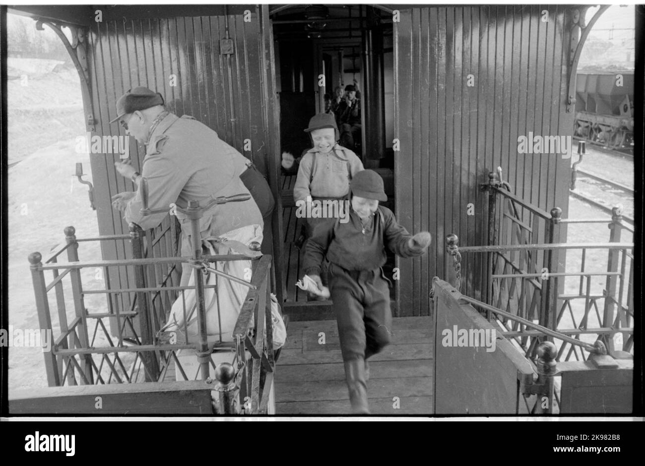 Kinder und Erwachsene Männer auf der Kutschenplattform. Stockfoto