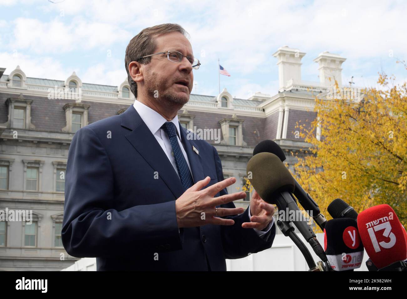 26. Oktober 2022, Washington, District of Columbia, USA: Israels Präsident ISAAC HERZOG spricht im Rahmen einer Pressekonferenz nach einem Treffen mit Präsident Biden im Weißen Haus über den Iran, die COP 27 und das Seegrenzabkommen zwischen Israel und dem Libanon. (Bild: © Lenin Nolly/ZUMA Press Wire) Stockfoto