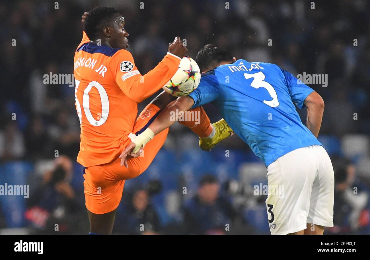 Im Stadio Diego Armando Maradona in Neapel, Italien, kämpfen die Rangers' Fashion Sakala (links) und Napoli's Min-Jae Kim während des UEFA Champions League-Spiels Um den Ball. Bilddatum: Mittwoch, 26. Oktober 2022. Stockfoto