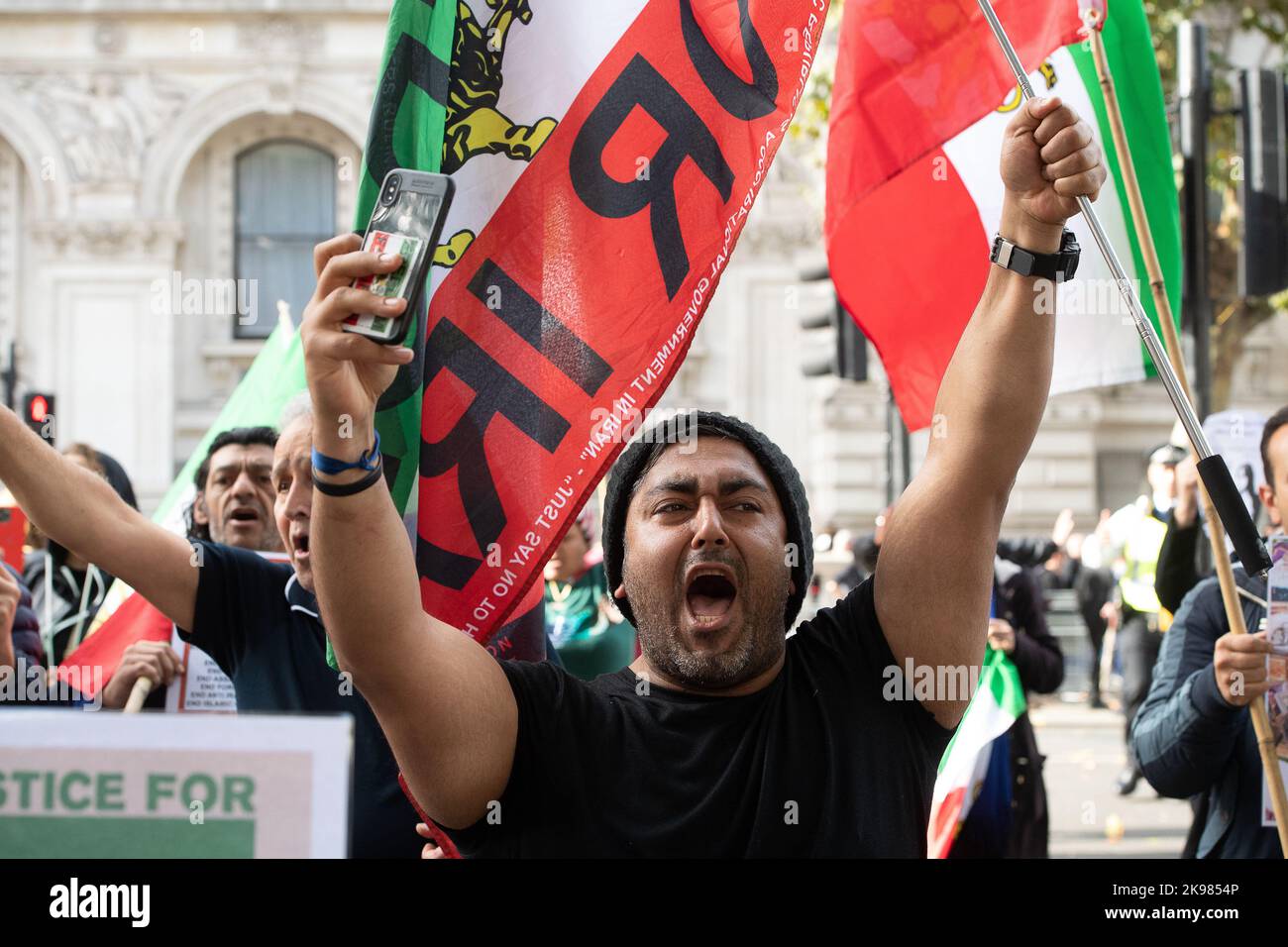 Westminster, London, Großbritannien. 26.. Oktober 2022. Demonstranten waren heute vor der Downing Street Nr. 10, um gegen den Tod des 22-jährigen Mahsa Amini und die Tötungen im Iran zu protestieren. Sie fordern die britische Regierung auf, Maßnahmen zu ergreifen, um die Freiheit im Iran zu gewährleisten. Mindestens 234 Demonstranten sollen von Sicherheitskräften im Iran getötet worden sein. Quelle: Maureen McLean/Alamy Live News Stockfoto