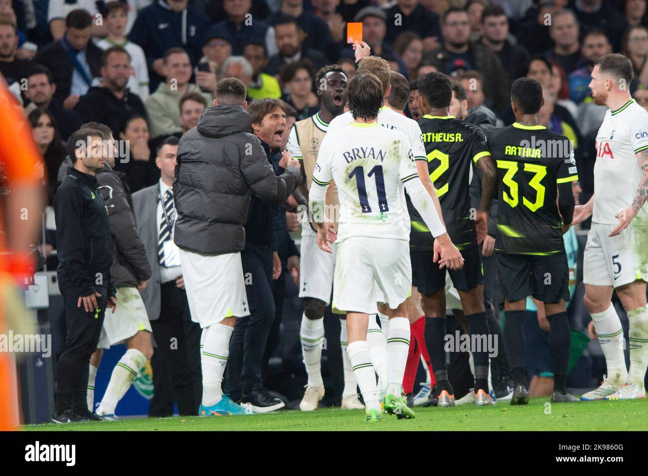 London, Großbritannien. 26. Oktober 2022. Antonio Conte-Manager von Tottenham Hotspur erhält eine gelbe Karte während des UEFA Champions League-Spiels zwischen Tottenham Hotspur und Sporting CP am 26. Oktober 2022 im Tottenham Hotspur Stadium, London, England. Foto von Salvio Calabrese. Nur zur redaktionellen Verwendung, Lizenz für kommerzielle Nutzung erforderlich. Keine Verwendung bei Wetten, Spielen oder Veröffentlichungen einzelner Clubs/Vereine/Spieler. Kredit: UK Sports Pics Ltd/Alamy Live Nachrichten Stockfoto