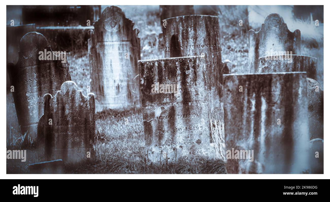 Antike Grabsteine auf einem New England Friedhof Stockfoto