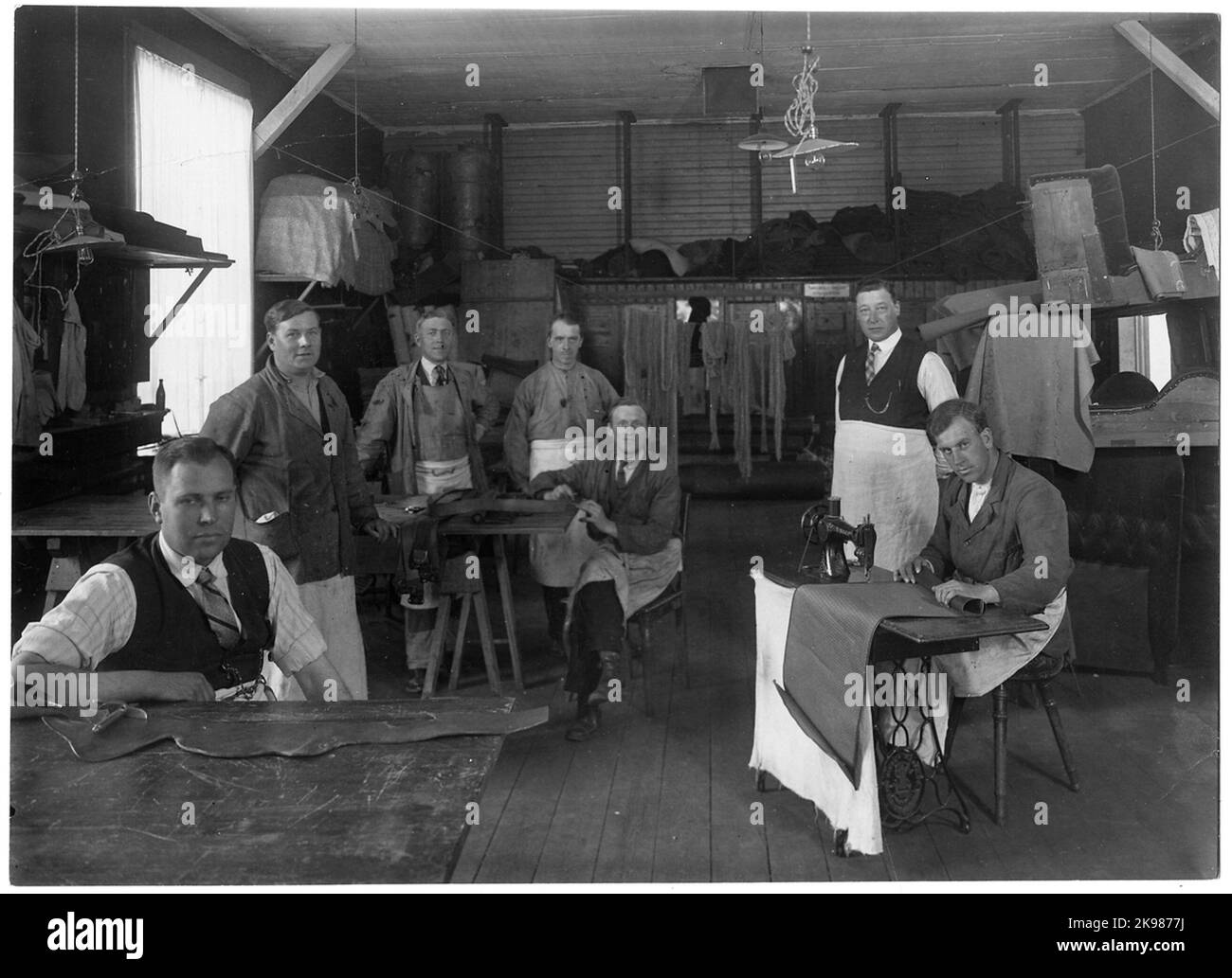 Werkstattmitarbeiter in der Tapetenwerkstatt am Bahnhof Tomteboda. Stockfoto