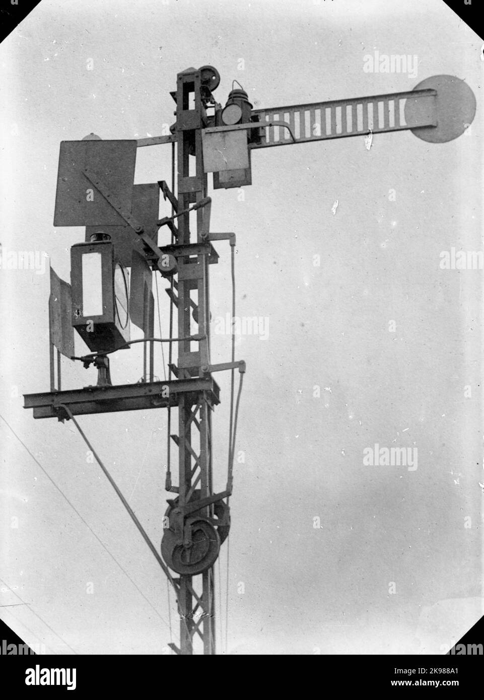 Semafor 6 Semaforians kamen, wie sie heute in der 1890s aussehen, aber sie zeigten, wie 45*unten anstatt nach oben gefahren. Dies stellte sich praktisch heraus, wenn etwas zu einer Semaphore zusammenbrach und es in der Position 'Run' herunterrollte, obwohl es sich um fehlgeschlagene Gleisbarrieren und entgegenkommende Züge auf der Strecke handelte ... Daher begann SJ die große Aufgabe, alle alten Semaphoren zu ersetzen, die sich gegenüber jenen zeigten, die stattdessen nach oben zeigten. Im Jahr 1915 muss dies abgeschlossen sein. Gisses, dass man in der gleichen Ader begonnen hat, Mast und Flügel gelb/rot statt weiß/rot zu malen, obwohl letzteres vorkommt Stockfoto