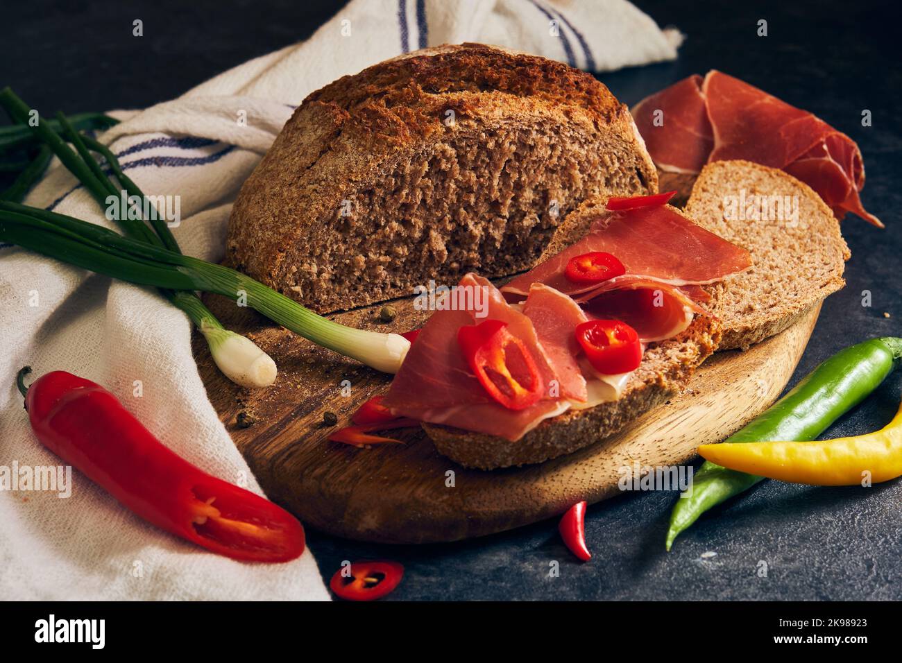 Roggenbrot mit Jamonscheiben Stockfoto