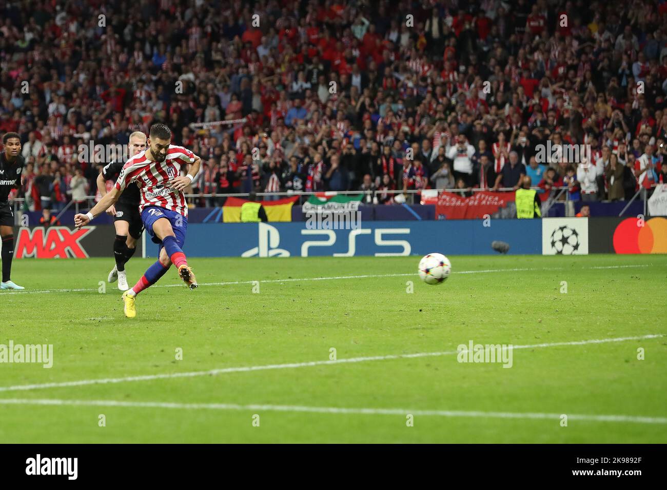 Atletico´s Carrasco versagt am 26. Oktober 2022 beim Champions-League-Match-Tag 5 zwischen Atletico de Madrid und Bayern Leverkusen im Civitas Metropolitano-Stadion in Madrid, Spanien. Stockfoto