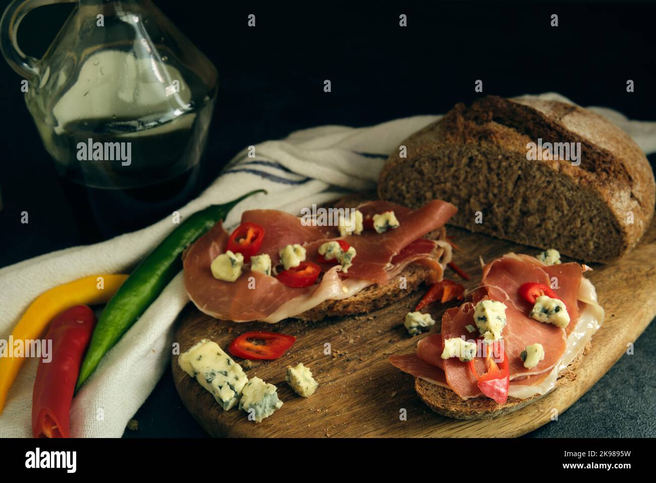 Roggenbrot mit Scheiben von Jamon und Käse Stockfoto