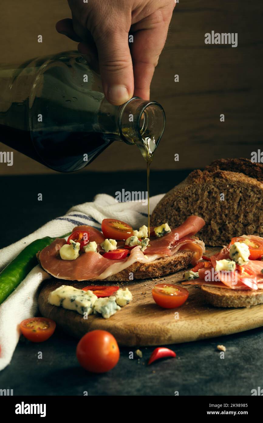 Roggenbrot mit Scheiben von Jamon und Käse Stockfoto