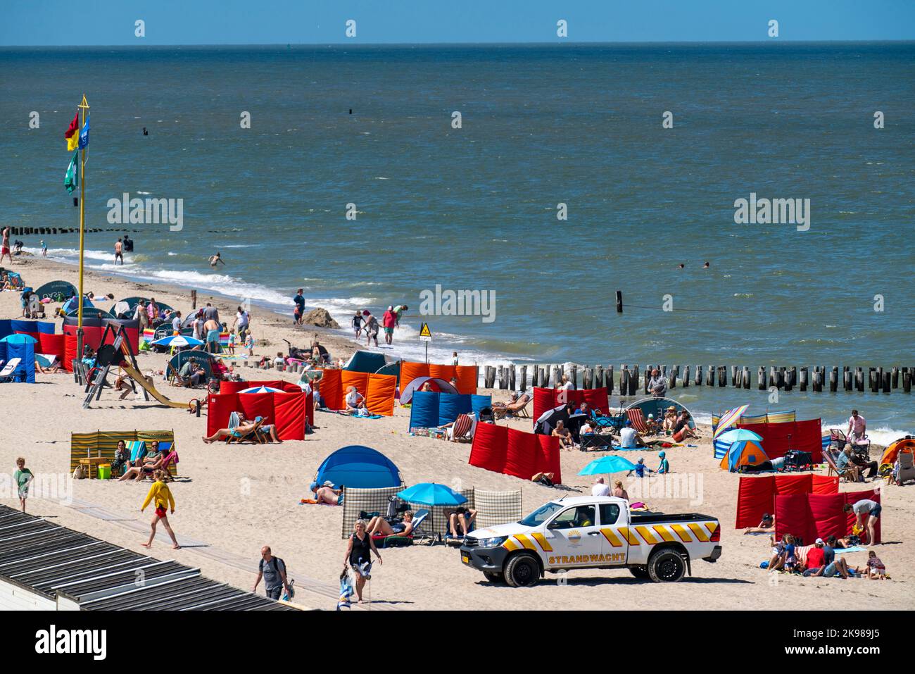 Badestrand des Dorfes Domburg in Zeeland, Badeort, Küste, Dünen, Windschutz, Niederlande Stockfoto