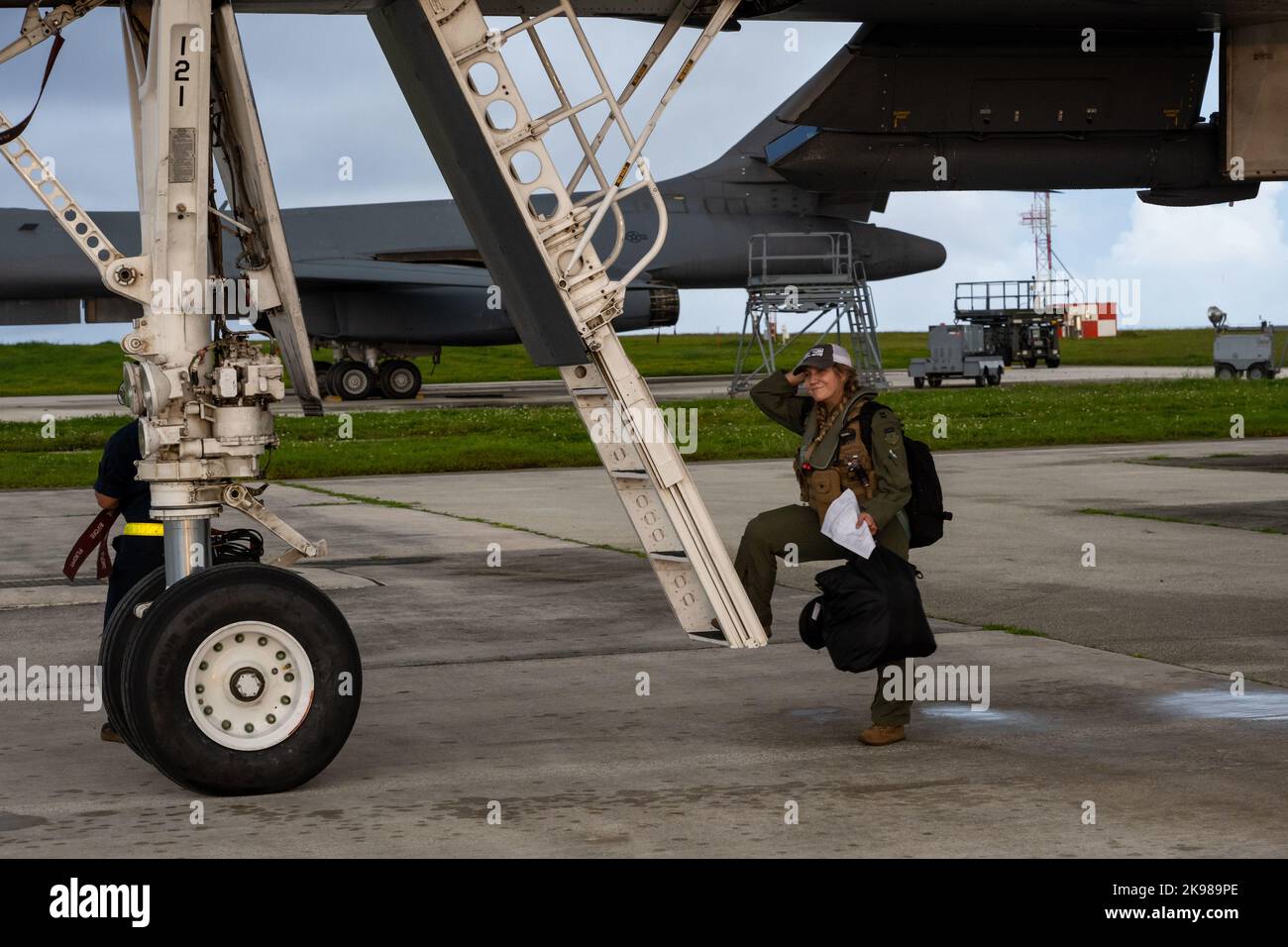 Sarah Brandt, Capt. Der US Air Force, eine Waffensystembetreiberin mit dem Bombenflügel 28. bei der US Air Force Capt. Sarah Brandt, eine 37. Expeditionary Bomb Squadron Waffensystembetreiberin der Ellsworth Air Force Base, South Dakota, verlässt einen B-1B Lancer auf der Andersen Air Force Base, Guam, 19. Oktober, 2022. Die Vereinigten Staaten fördern die Navigationsfreiheit und andere international rechtmäßige Nutzung des Meeres und des internationalen Luftraums. (USA Luftwaffe Foto von Airman 1. Klasse Adam Olson) Stockfoto