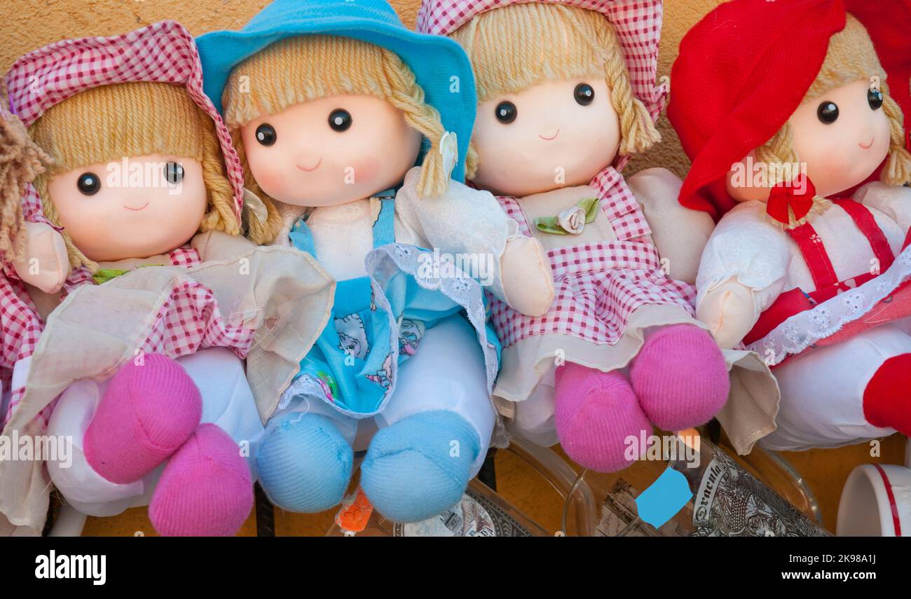 Handgemachte Puppen aus Holz und Leinwand in allen Farben in Sighisoara Rumänien Stockfoto