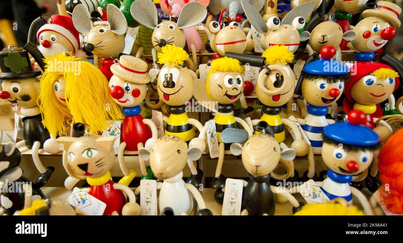 Handgemachte Puppen aus Holz und Leinwand in allen Farben in Sighisoara Rumänien Stockfoto