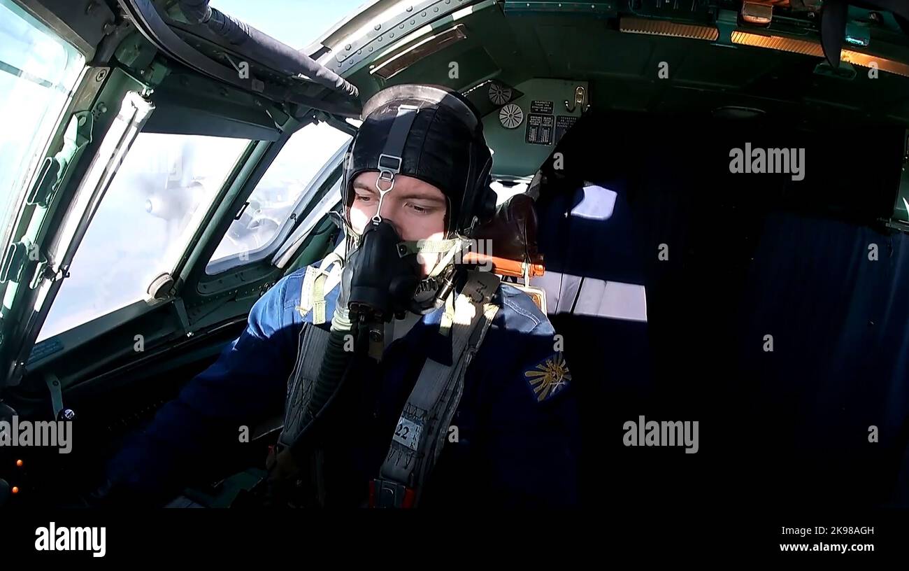 Ein russischer Pilot wird in einer Kabine eines strategischen Bombers TU-95MS während der russischen Atomübungen gesehen. Am 26. Oktober 2022 in Plesetsk, Nordwestrussland. Der Kreml sagte in einer Erklärung, dass der russische Präsident, Oberbefehlshaber der Streitkräfte, Wladimir Putin eine militärische Übung der Boden-, Marine- und Luftkomponenten der Strategischen Abschreckungskräfte überwachte, die auch den praktischen Start von ballistischen und Marschflugkörpern beinhaltete, die alle ihre festgelegten Ziele erreichten. Ein Standbild aus einem Video, das vom Presseamt des russischen Verteidigungsministeriums/UPI bereitgestellt wurde Stockfoto