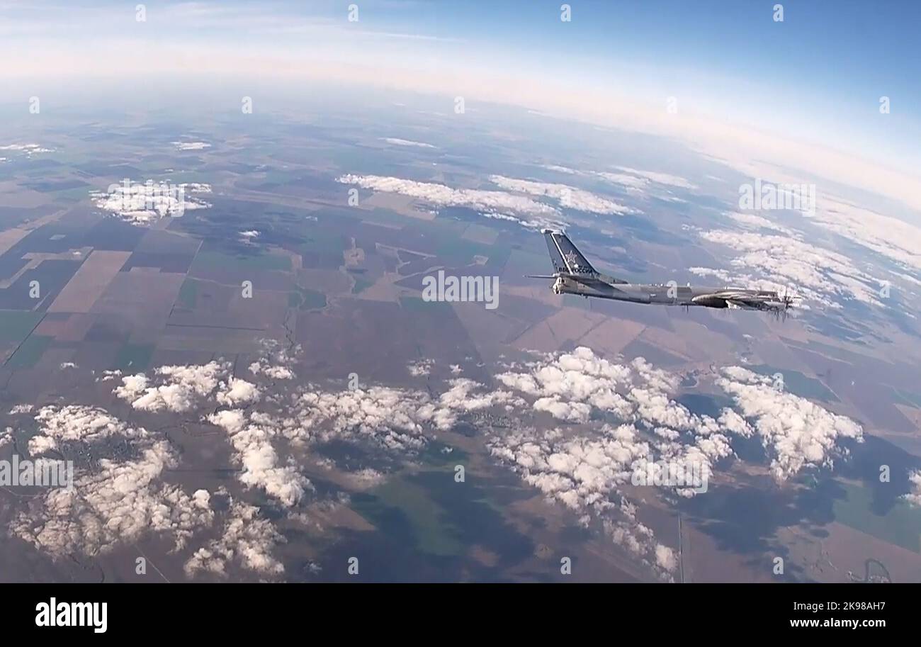 Ein strategischer Bomber der russischen TU-95MS wird während der russischen Atomübungen am 26. Oktober 2022 in Plesetsk, Nordwestrussland, in der Luft gesehen. Der Kreml sagte in einer Erklärung, dass der russische Präsident, Oberbefehlshaber der Streitkräfte, Wladimir Putin eine militärische Übung der Boden-, Marine- und Luftkomponenten der Strategischen Abschreckungskräfte überwachte, die auch den praktischen Start von ballistischen und Marschflugkörpern beinhaltete, die alle ihre festgelegten Ziele erreichten. Ein Standbild aus einem Video, das vom Presseamt des russischen Verteidigungsministeriums/UPI bereitgestellt wurde Stockfoto