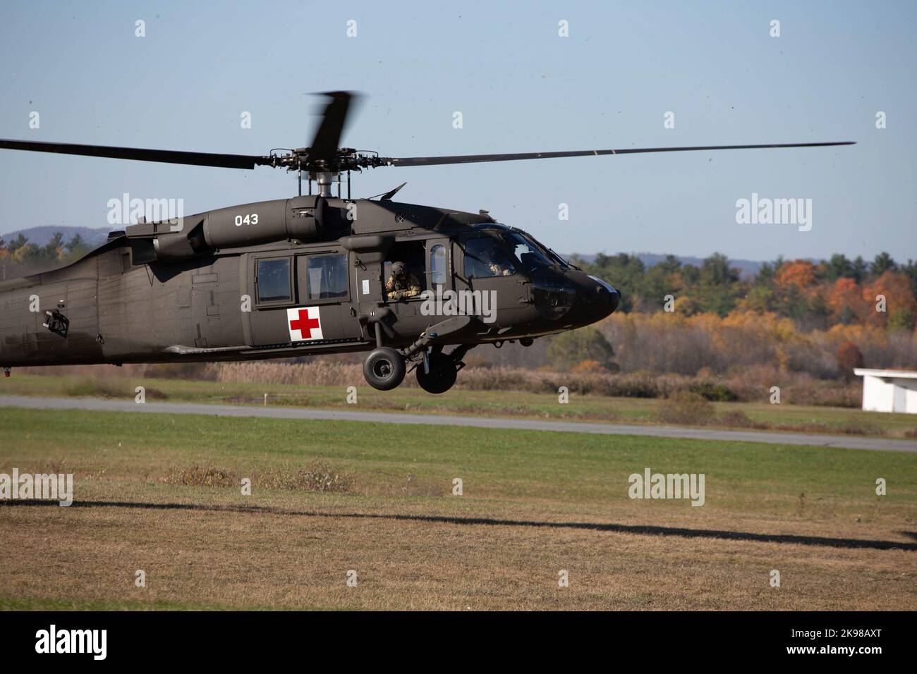 Ein UH-60 Blackhawk-Hubschrauber, der der C Company, 1-171 General Support Aviation Bataillon, zugewiesen wurde, fliegt über den Floyd Bennett Memorial Airport, Queensbury, N.Y., 22.. Oktober 2022. Sanitäter mit der 466. Area Medical Company und Flugcrews mit der C Company, 1-171 General Support Aviation Bataillon, führten eine gemeinsame Schulung zum Entladen/Entladen verwundeter Soldaten durch. (USA Foto der Armee-Nationalgarde von PFC. Jean Sanon) Stockfoto