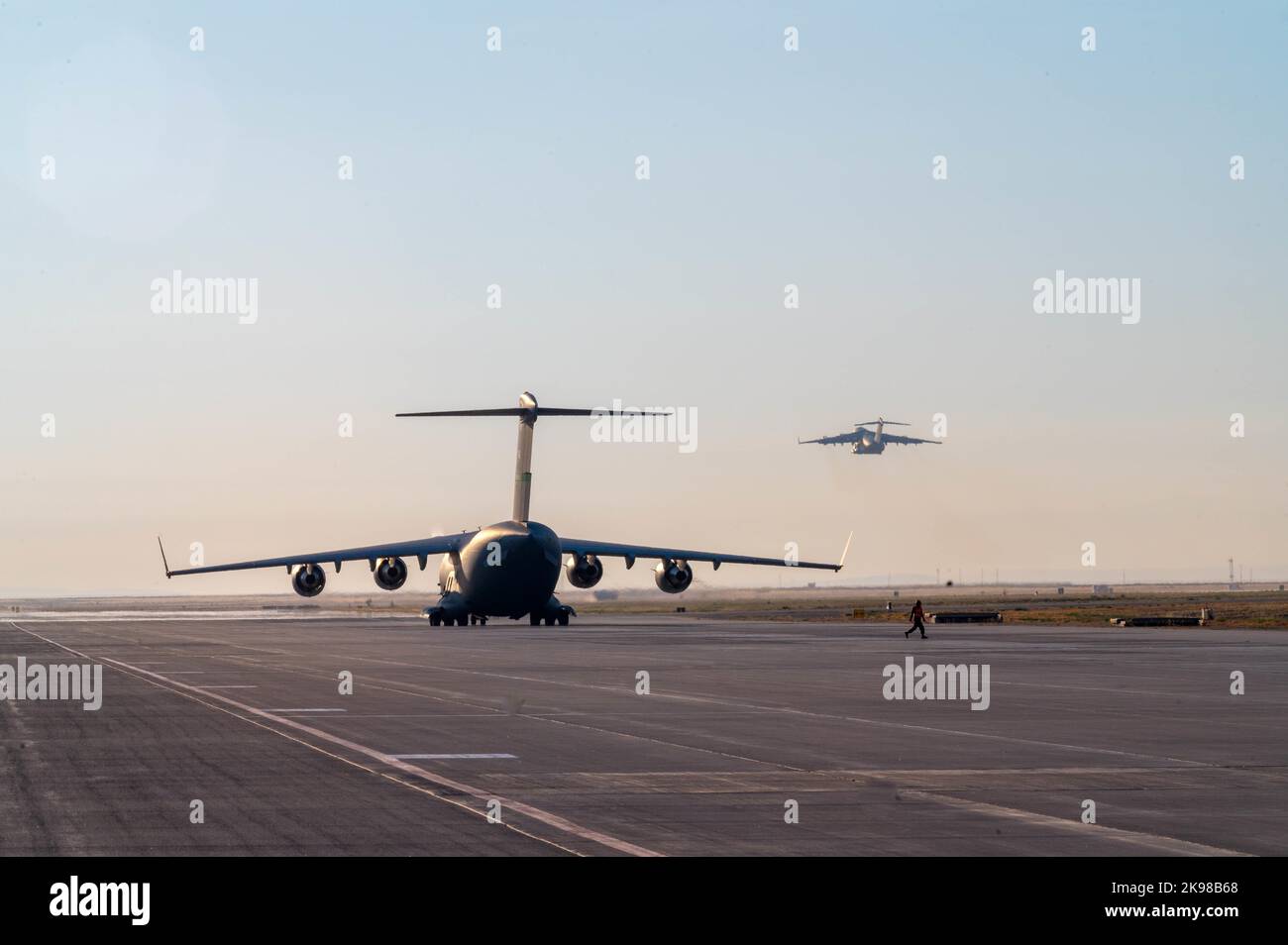 Ein C-17 Globemaster III vom 62d Airlift Wing, Joint Base Lewis-McChord, Washington, bereitet sich auf den Start während der Übung Rainier war 22B vom Mountain Home Air Force Base, Idaho, 20. Oktober 2022 vor. Rainier war ist die umfangreichste Übung des 62d Airlift Wings, bei der sie als Führungsflügel eingesetzt werden und Kommando- und Kontrollfunktionen sowie Luftlift-Funktionen wie Fallflug und Luftlandepoche bieten. (USA Luftwaffe Foto von Airman 1. Class Colleen Anthony) Stockfoto