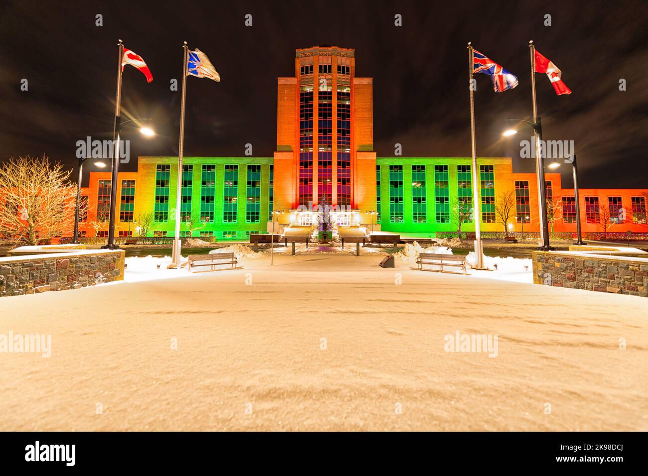 St. John's Provincial Confederation Building, House of Assembly, wo die Regierung von Neufundland und Labrador mit roten und grünen Weihnachtslichtern. Stockfoto