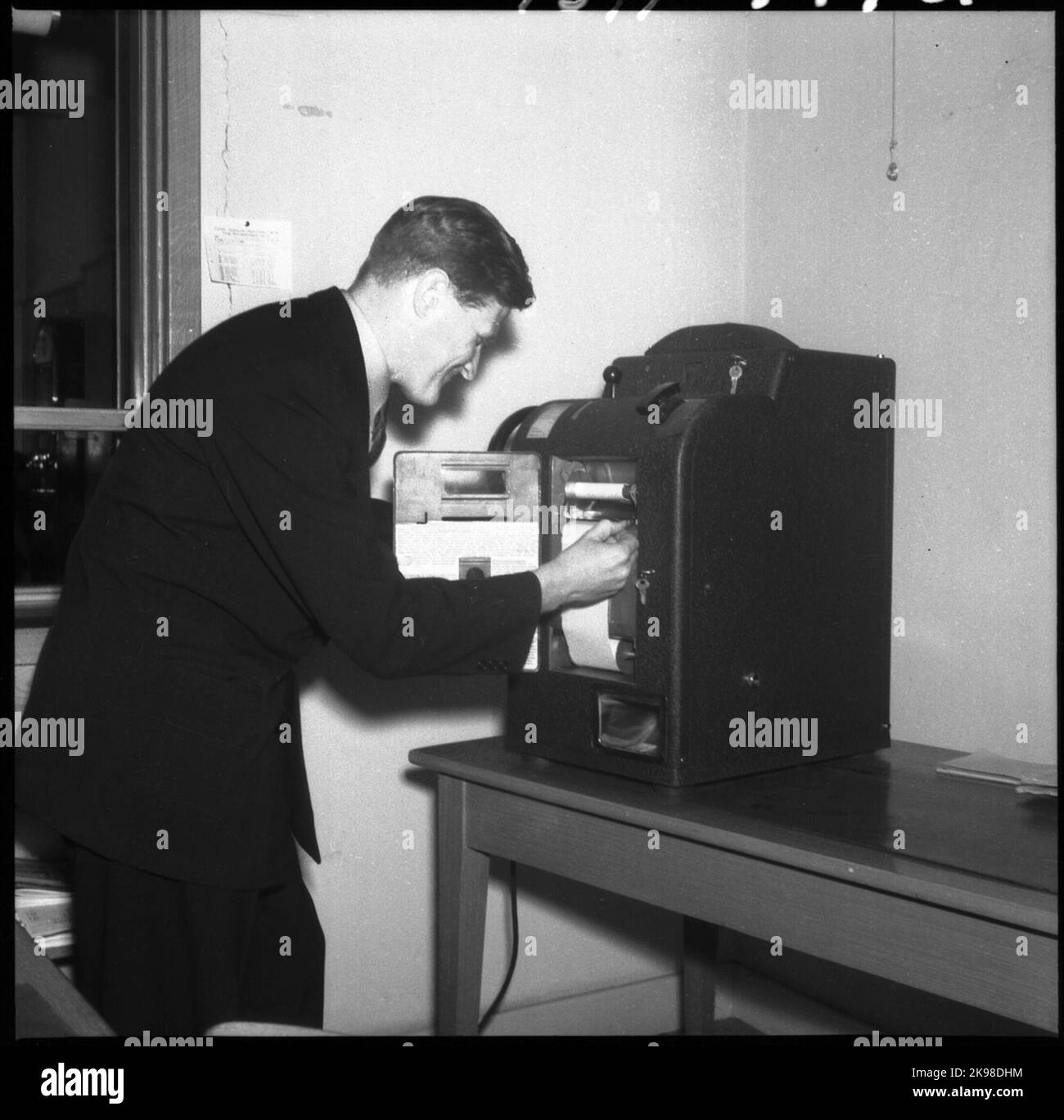 Der erste von G. Ahlstrand und Åke Lagerkvist entworfene, in Schweden gebaute Fahrscheinautomat wurde 1945 am Bahnhof Enköping errichtet. Stockfoto