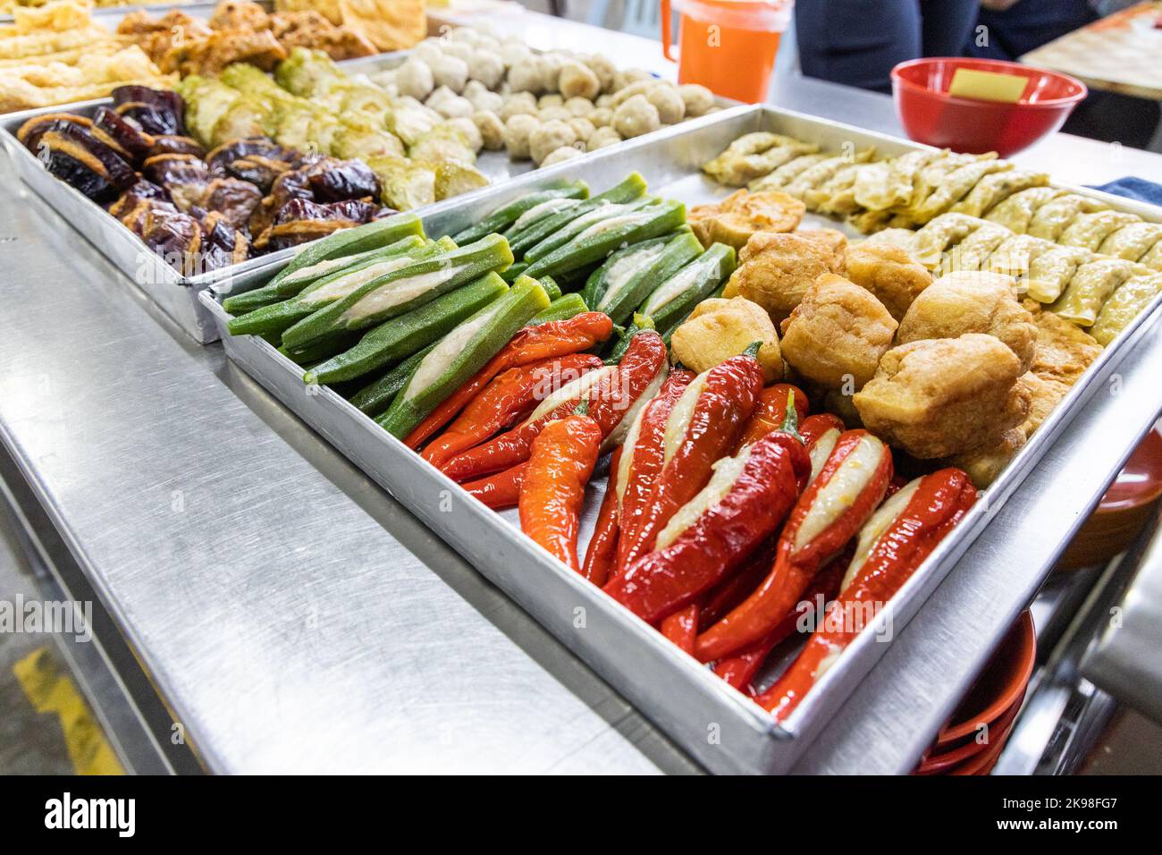 Yong Tau foo, köstliche frittierte gefüllte Fischpaste in Chili, Okra, Aubergine, Bohnenpaste und andere Sorten. Stockfoto