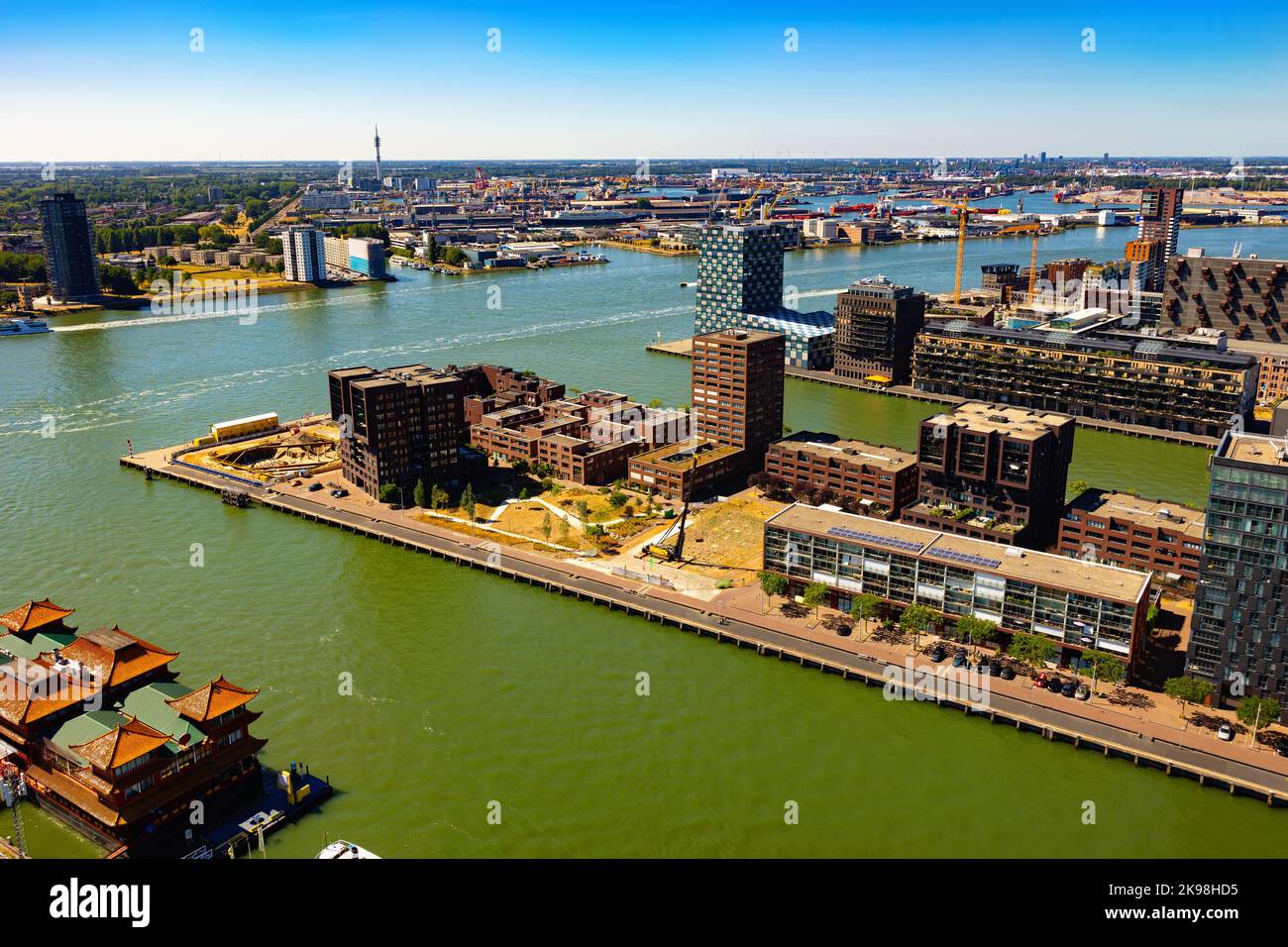 Drohnenansicht des Rotterdamer Seehafens an der Mündung von Rhein und Maas am Sommertag Stockfoto