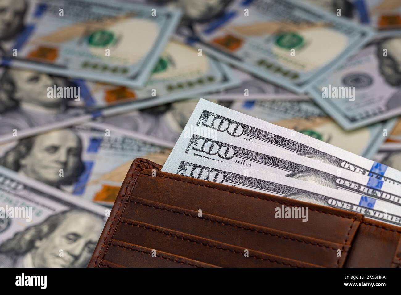 Bargeld im Geldbeutel. Konzept für persönliche Ersparnisse, Einkommen und Konsumausgaben Stockfoto