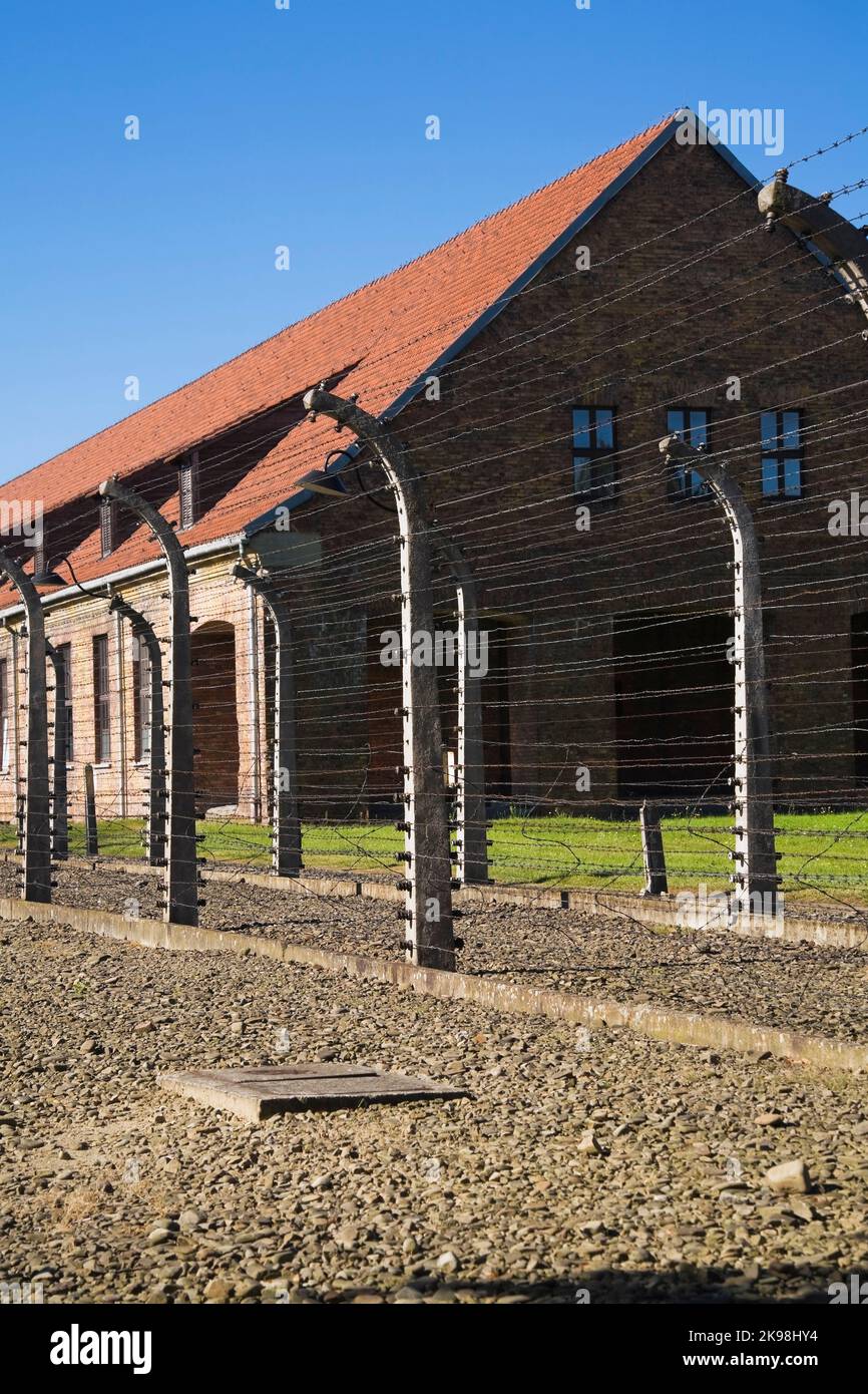 Elektrische Stacheldrahtzäune und Gebäude im ehemaligen Konzentrationslager Auschwitz I, Auschwitz, Polen. Stockfoto